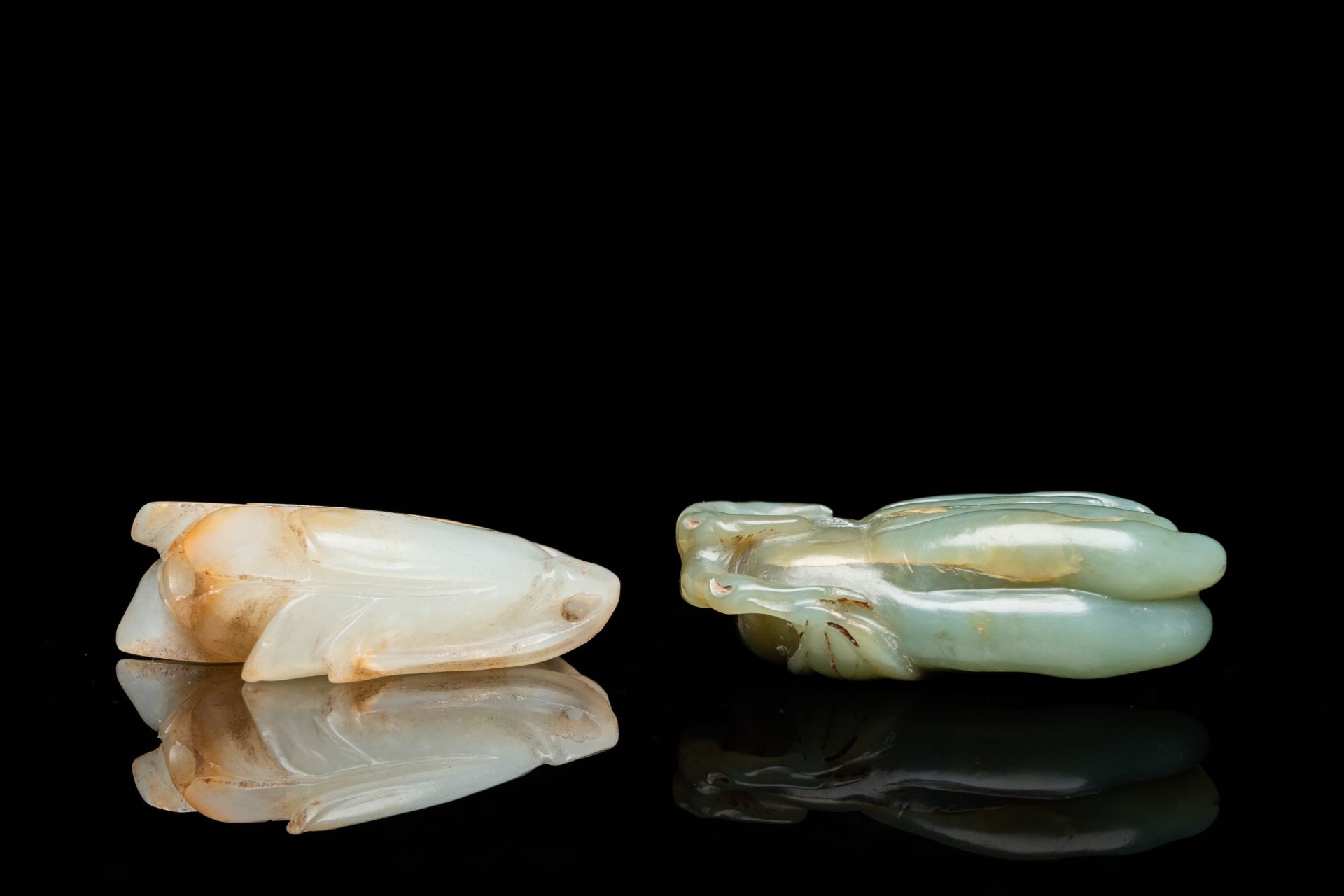 A Chinese white jade snuff bottle and a green jade 'Buddha hand' pendant, Qing - Image 4 of 21