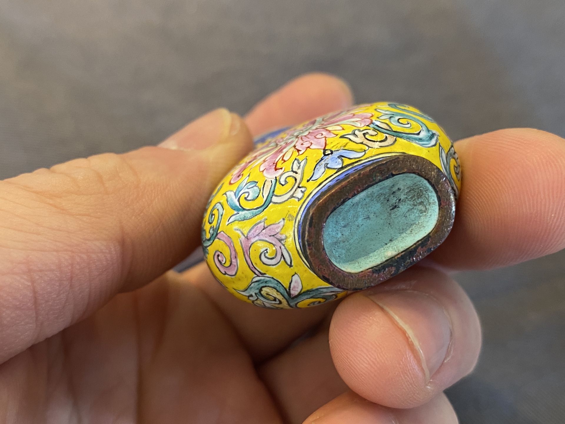 A Chinese Canton enamel snuff bottle and a pair of bone snuff bottles, 19th C. - Image 11 of 22