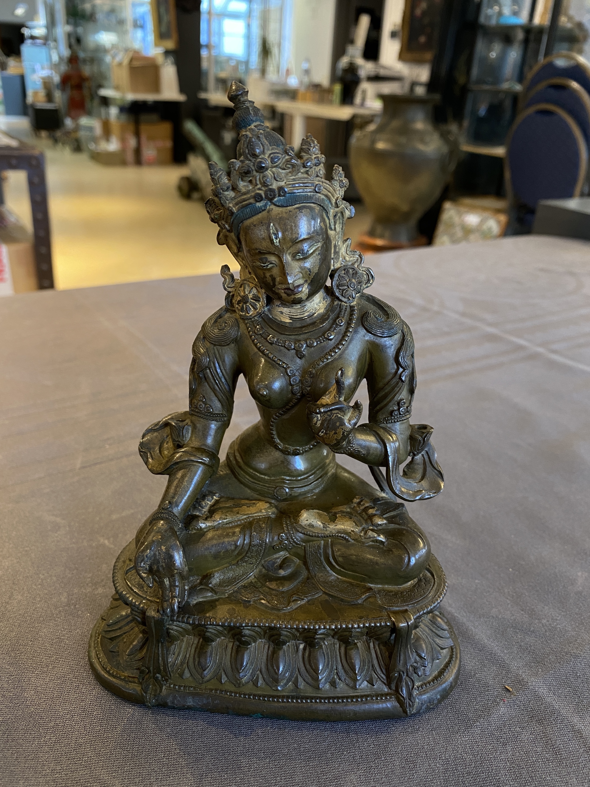 A Sino-Tibetan gilt bronze Tara, 17/18th C. - Image 10 of 25