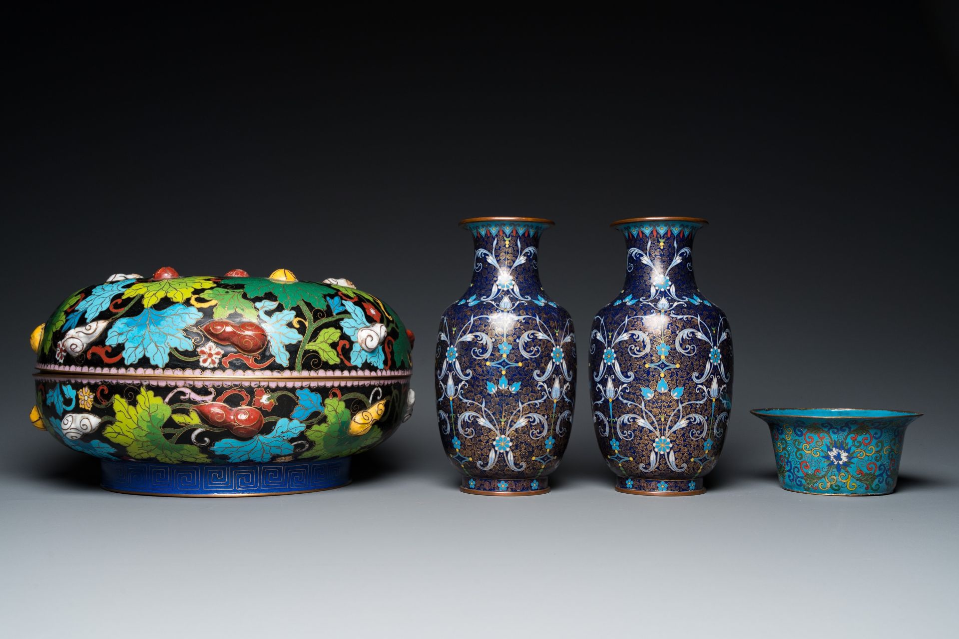 A pair of Chinese cloisonnŽ vases, a large covered box and a bowl, 19/20th C. - Image 3 of 10
