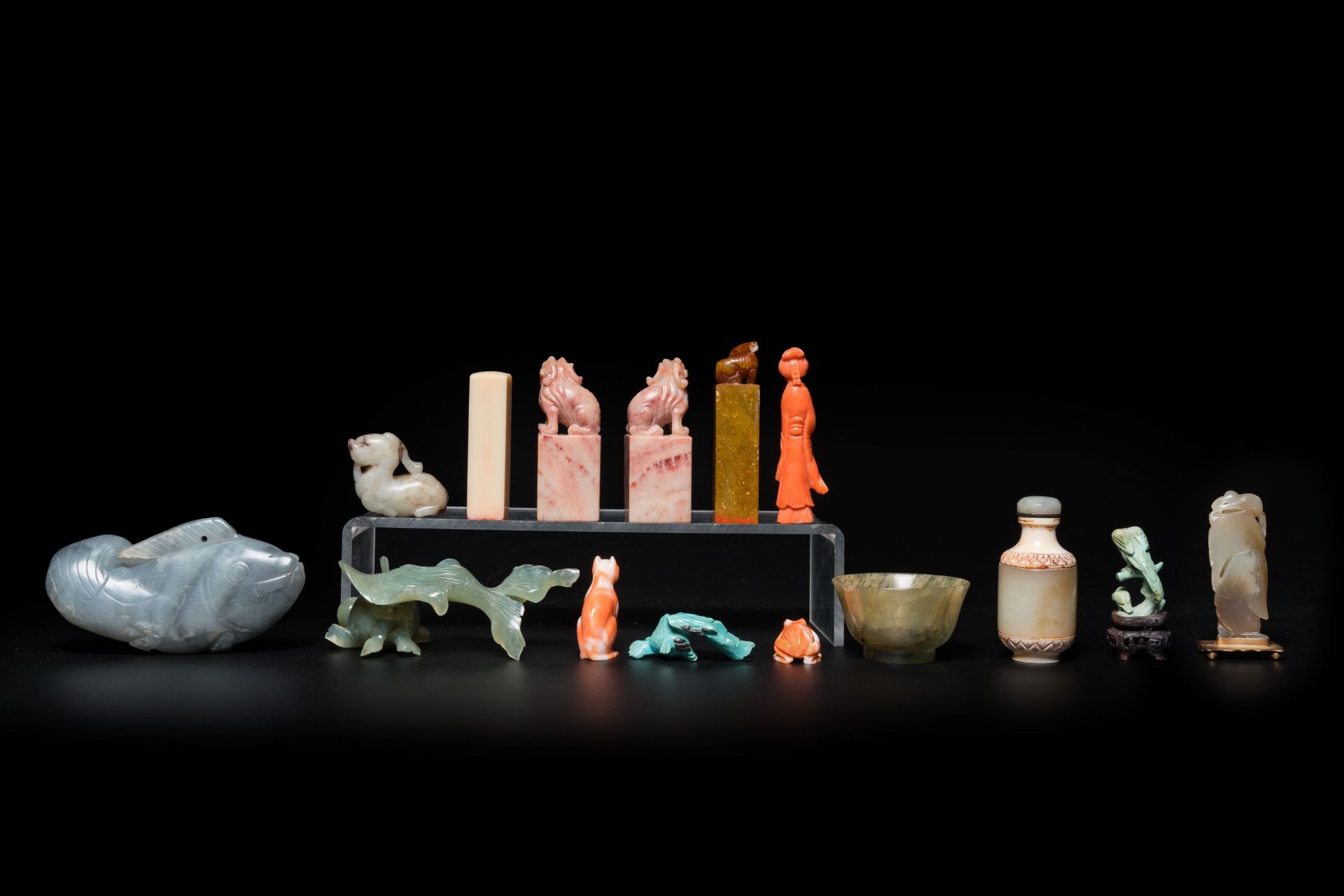 20 Chinese coral, jade, soapstone and other stone carvings, 19/20th C. - Image 5 of 11