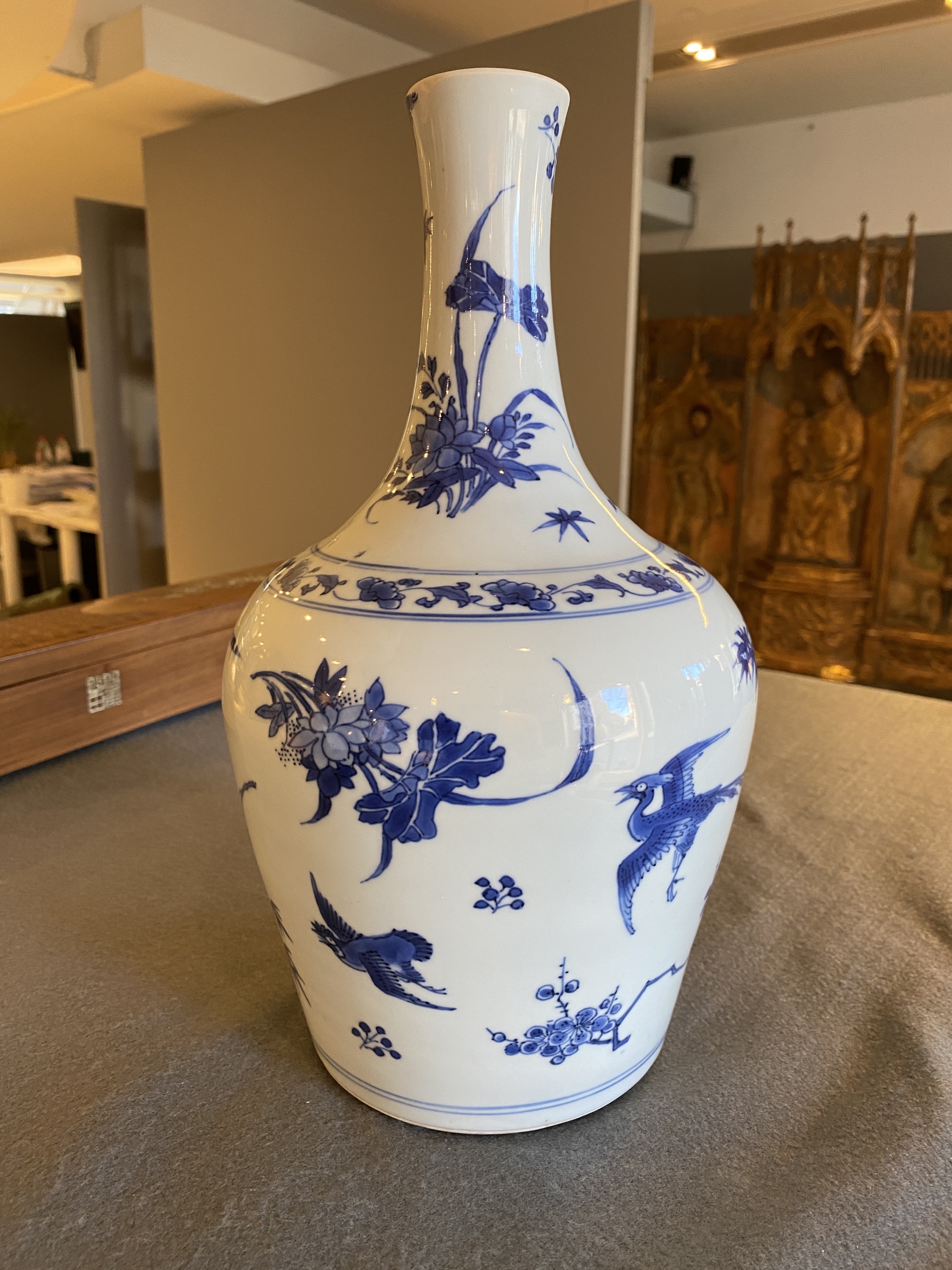 A Chinese blue and white bottle vase with birds among blossoms, Transitional period - Image 8 of 15