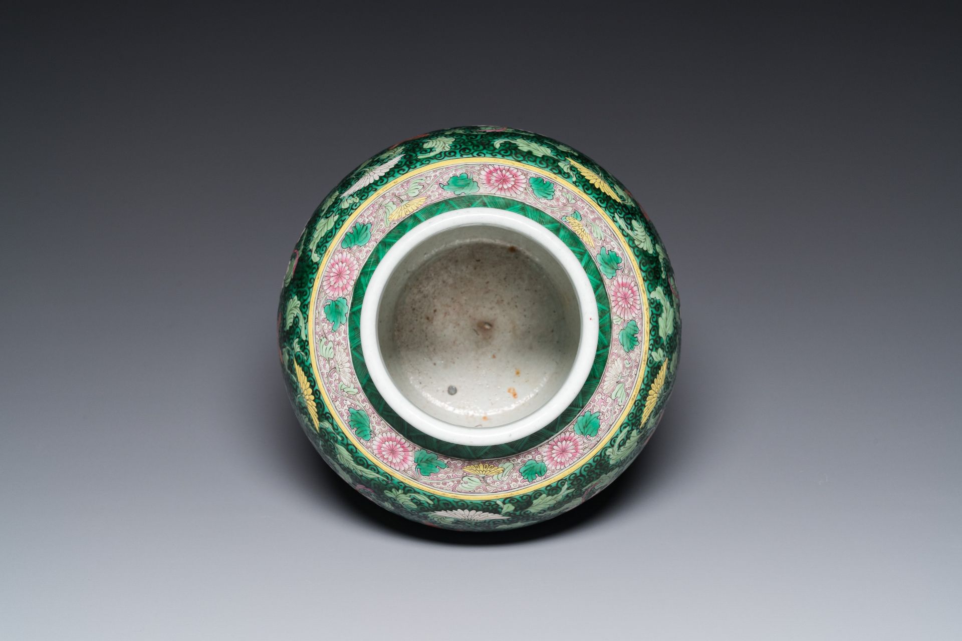 A Chinese famille rose vase with floral sprigs, 19/20th C. - Image 6 of 6