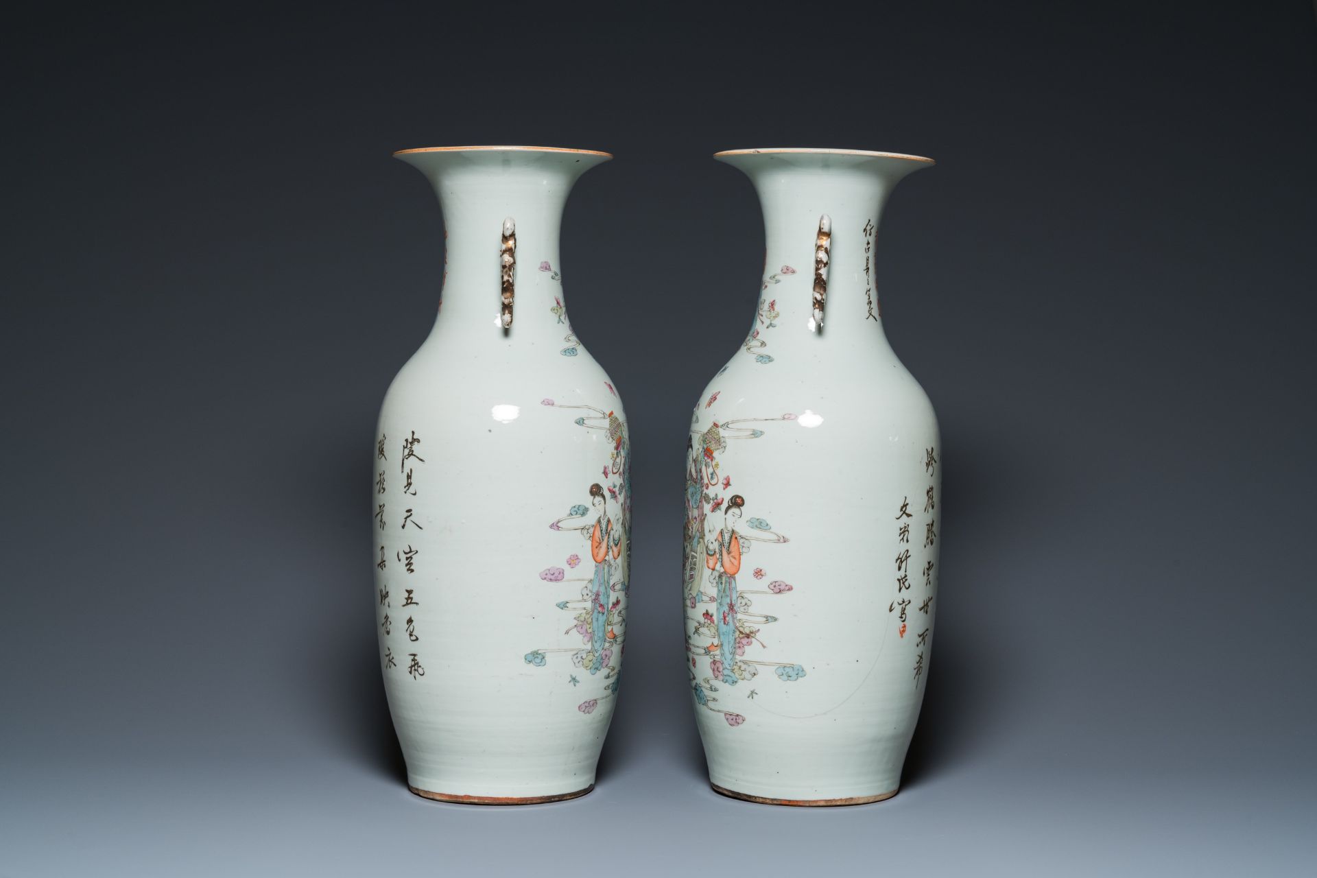 A pair of Chinese famille rose 'female immortals' vases, 19/20th C. - Bild 4 aus 6