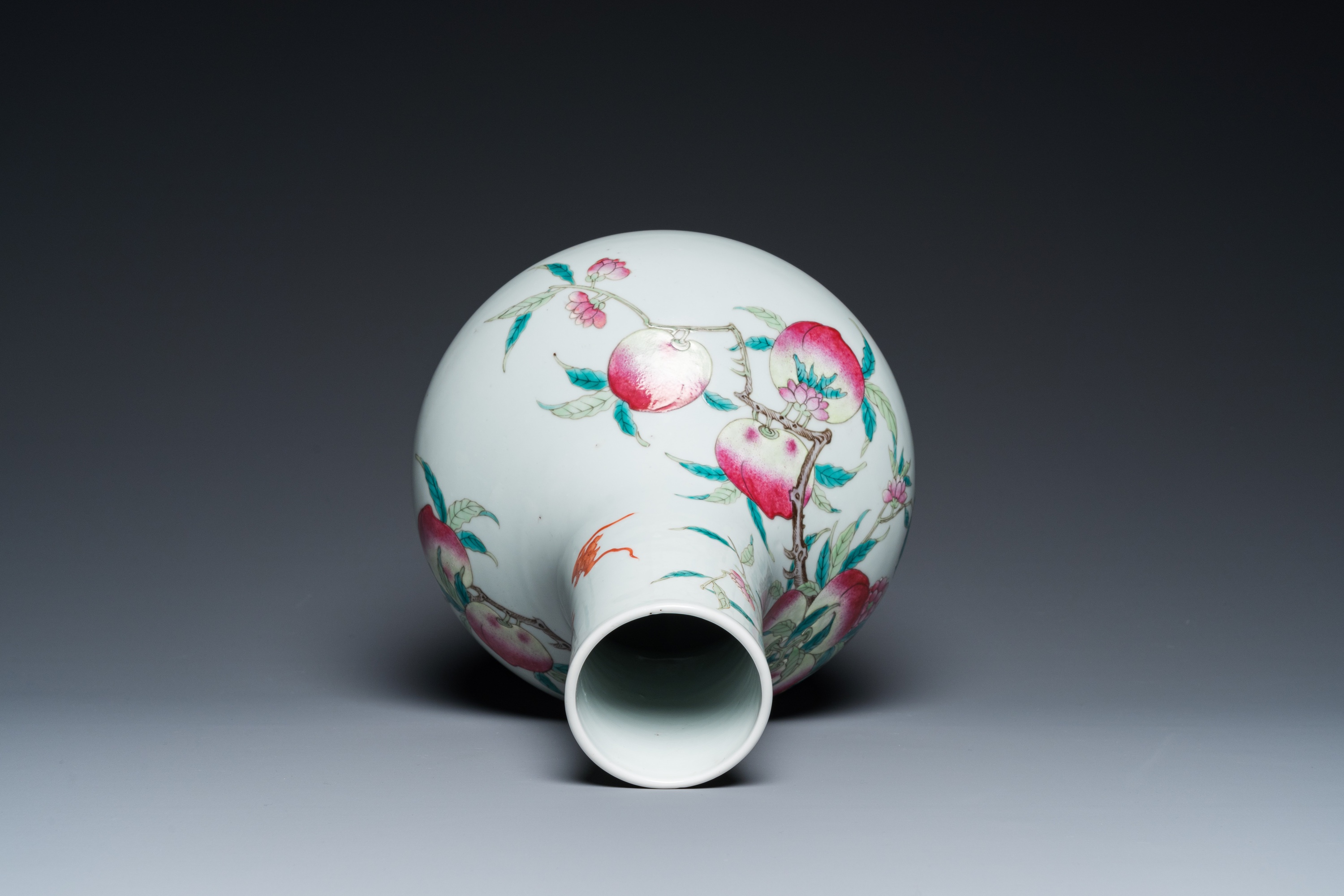 A Chinese famille rose 'nine peaches' bottle vase, 19th C. - Image 5 of 18