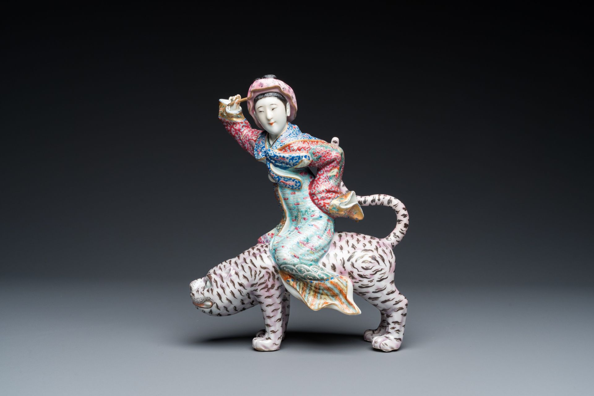 A Chinese famille rose group with a tiger and his rider, 19/20th C. - Bild 2 aus 26