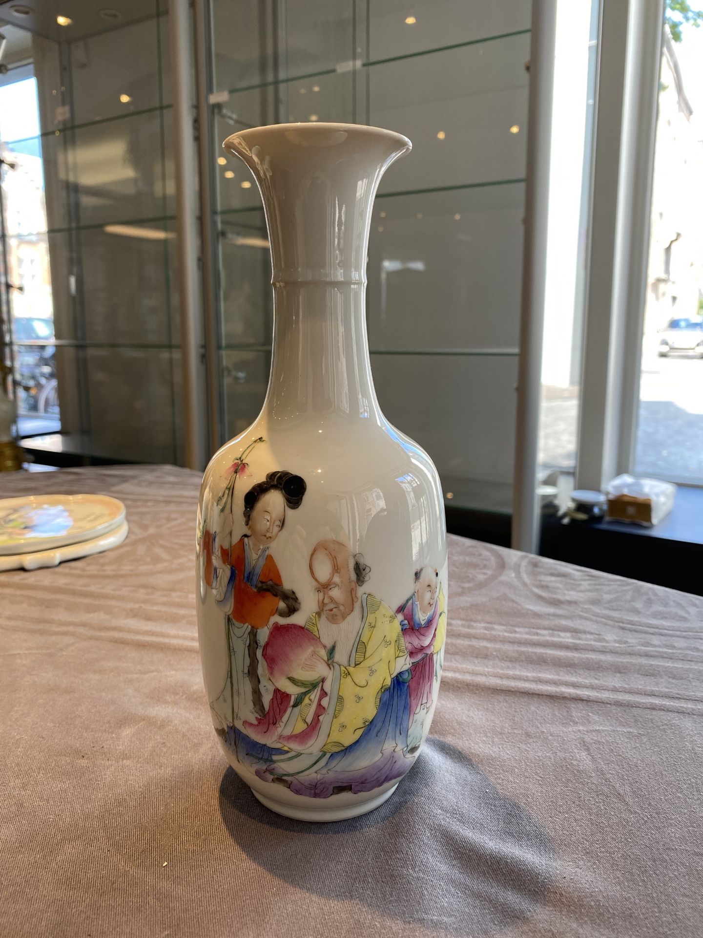 A Chinese famille rose 'Shou Lao' vase, Hongxian mark, 20th C. - Bild 8 aus 17