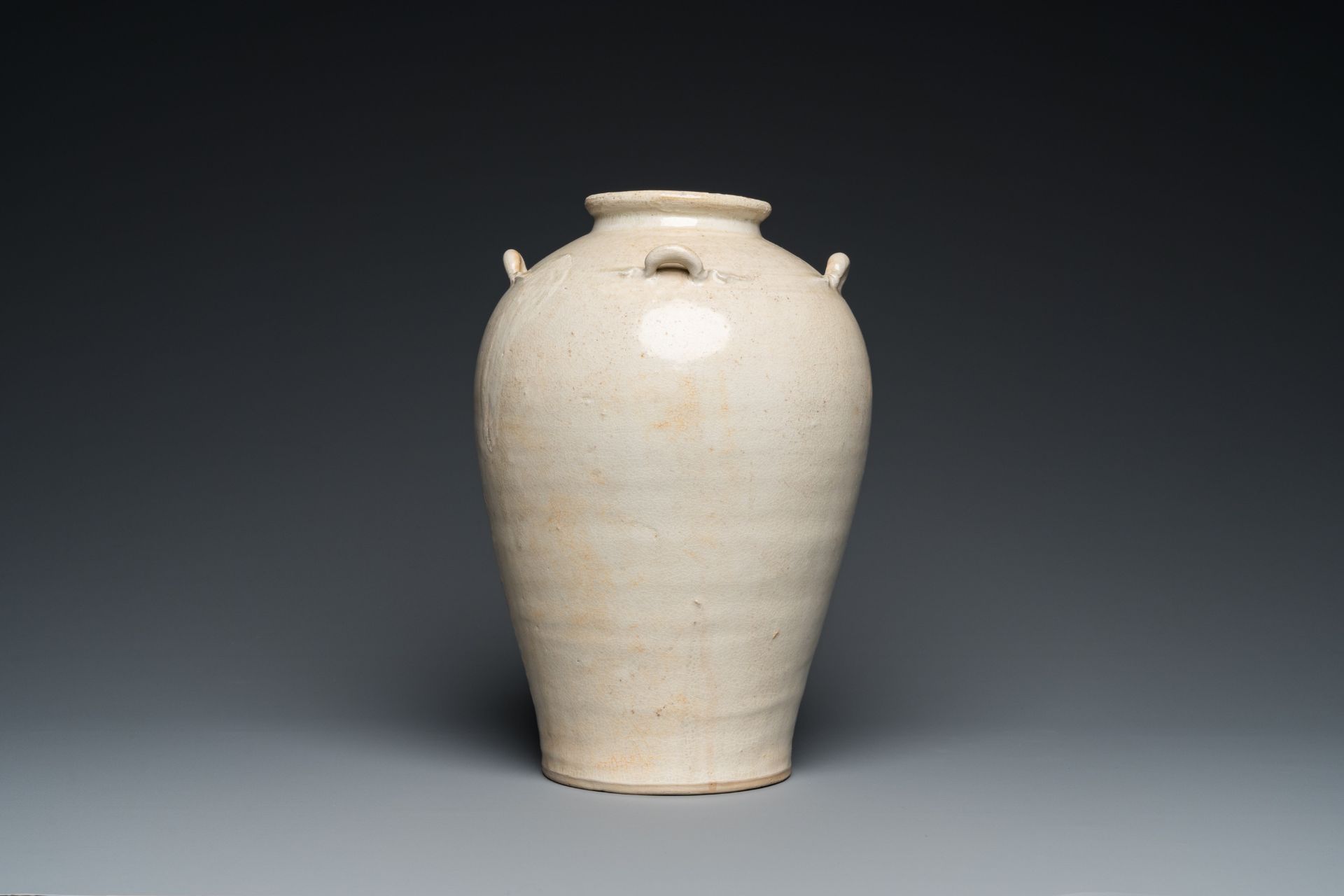 A Vietnamese white-glazed pottery vase with four ring handles, Ly, 11/13th C. - Image 4 of 6