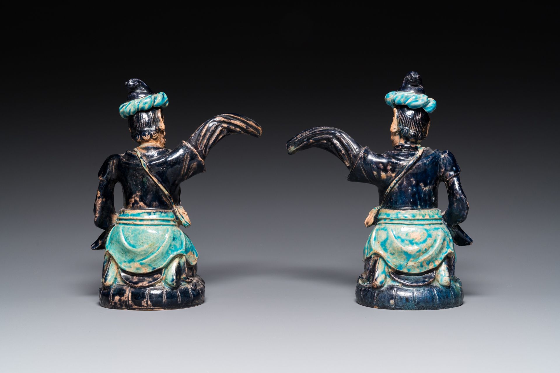 A pair of Chinese fahua ewers and covers in the shape of Sogdian merchants, 17th C. - Image 3 of 7