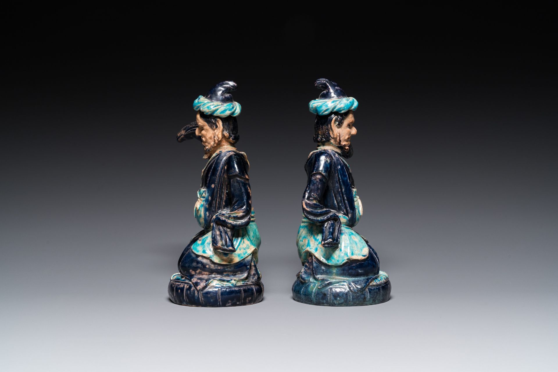 A pair of Chinese fahua ewers and covers in the shape of Sogdian merchants, 17th C. - Image 2 of 7