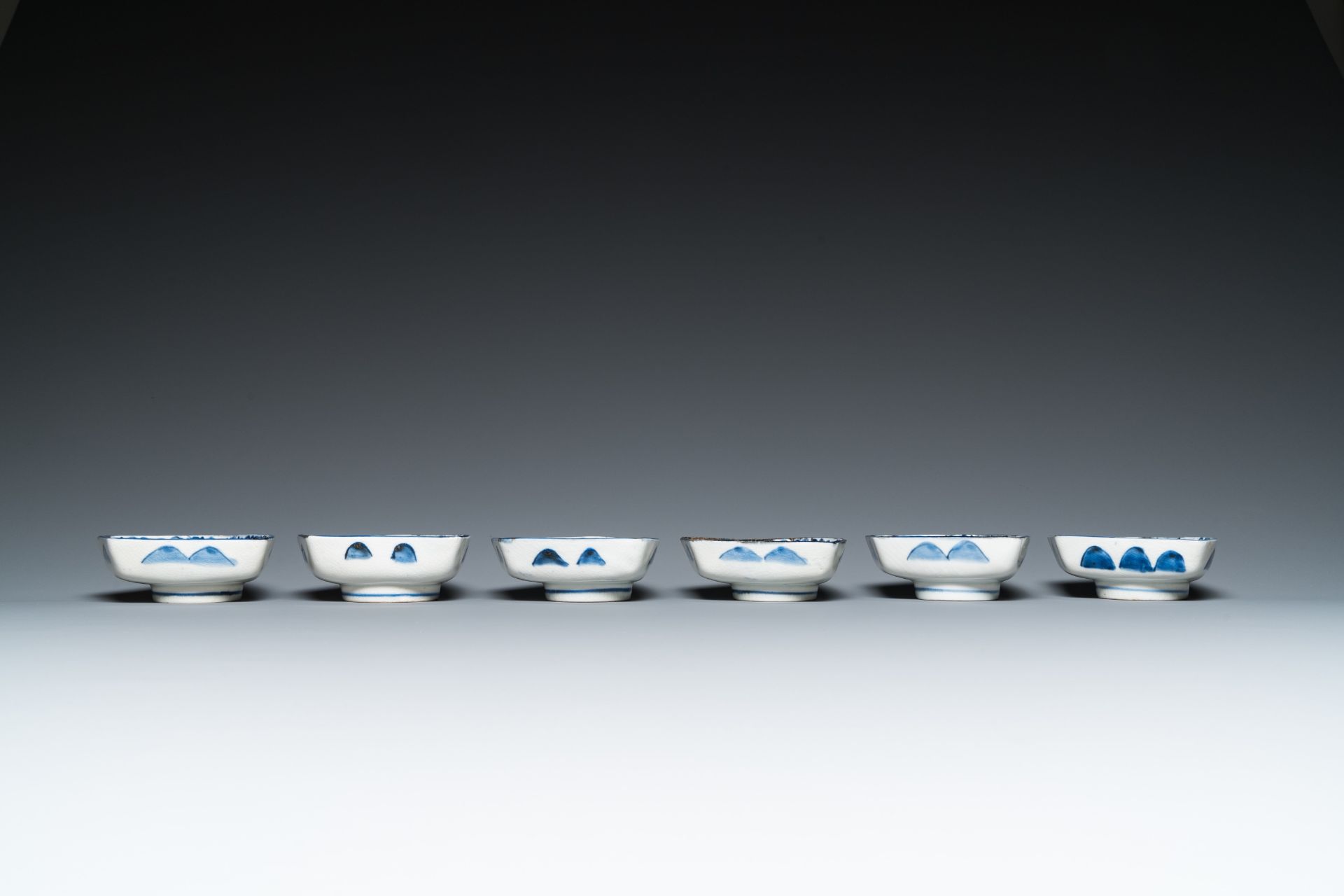 A blue and white Japanese Arita nine-piece sweetmeat set in its original lacquer box, Edo, 17/18th C - Image 9 of 14