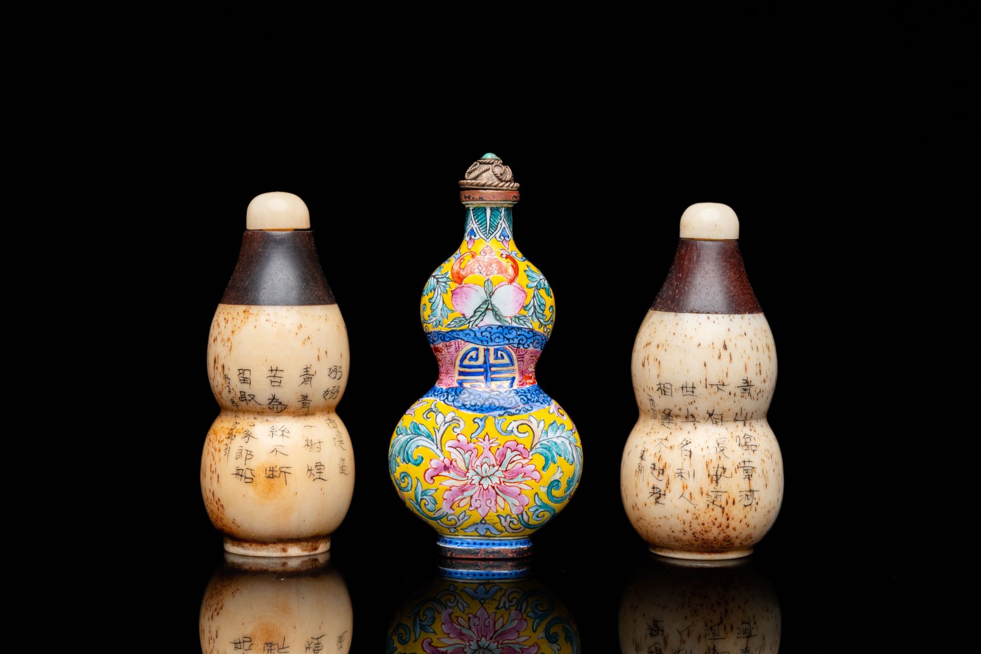 A Chinese Canton enamel snuff bottle and a pair of bone snuff bottles, 19th C. - Image 3 of 22