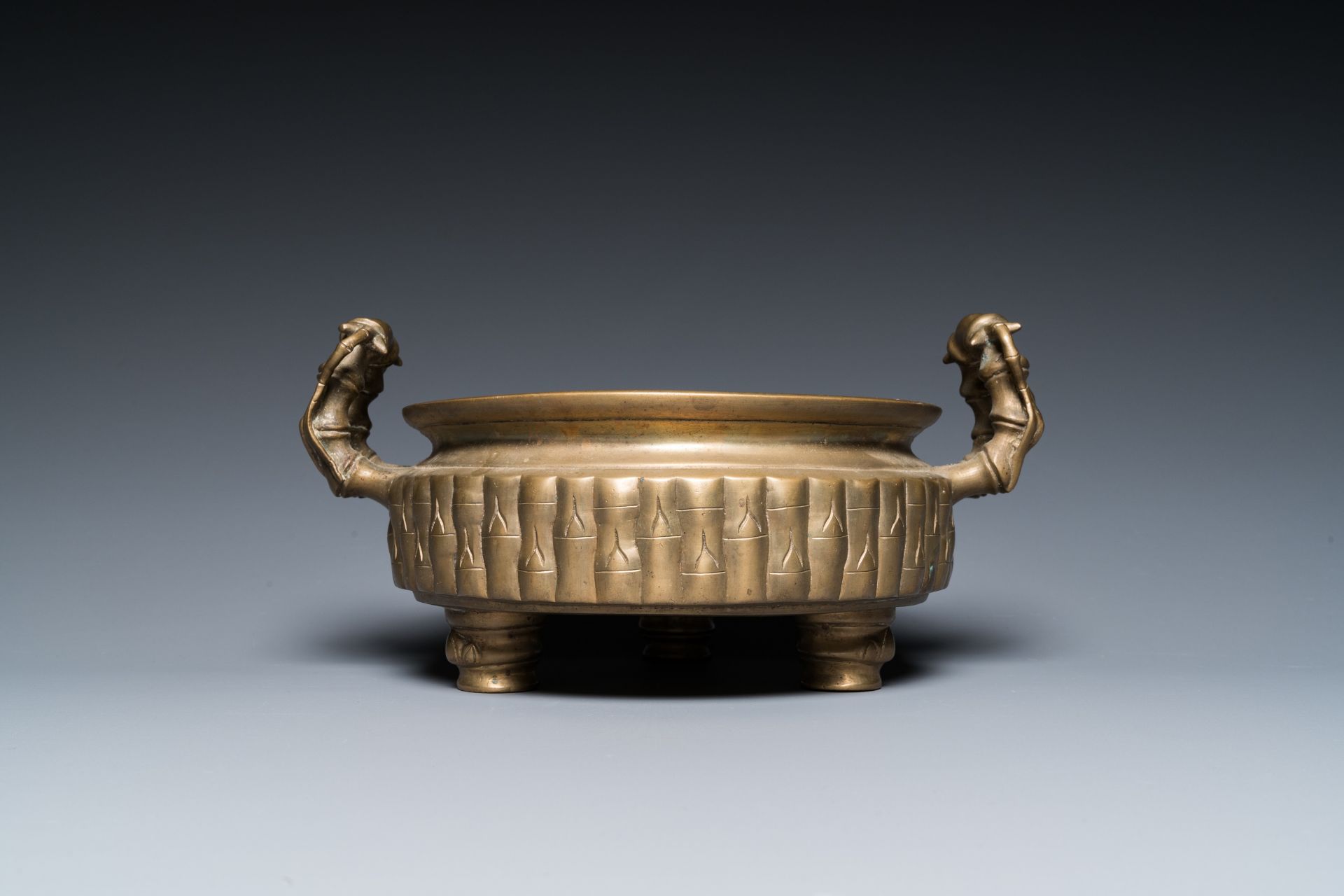 A Vietnamese bamboo-simulating bronze tripod censer, 19th C. - Image 4 of 20