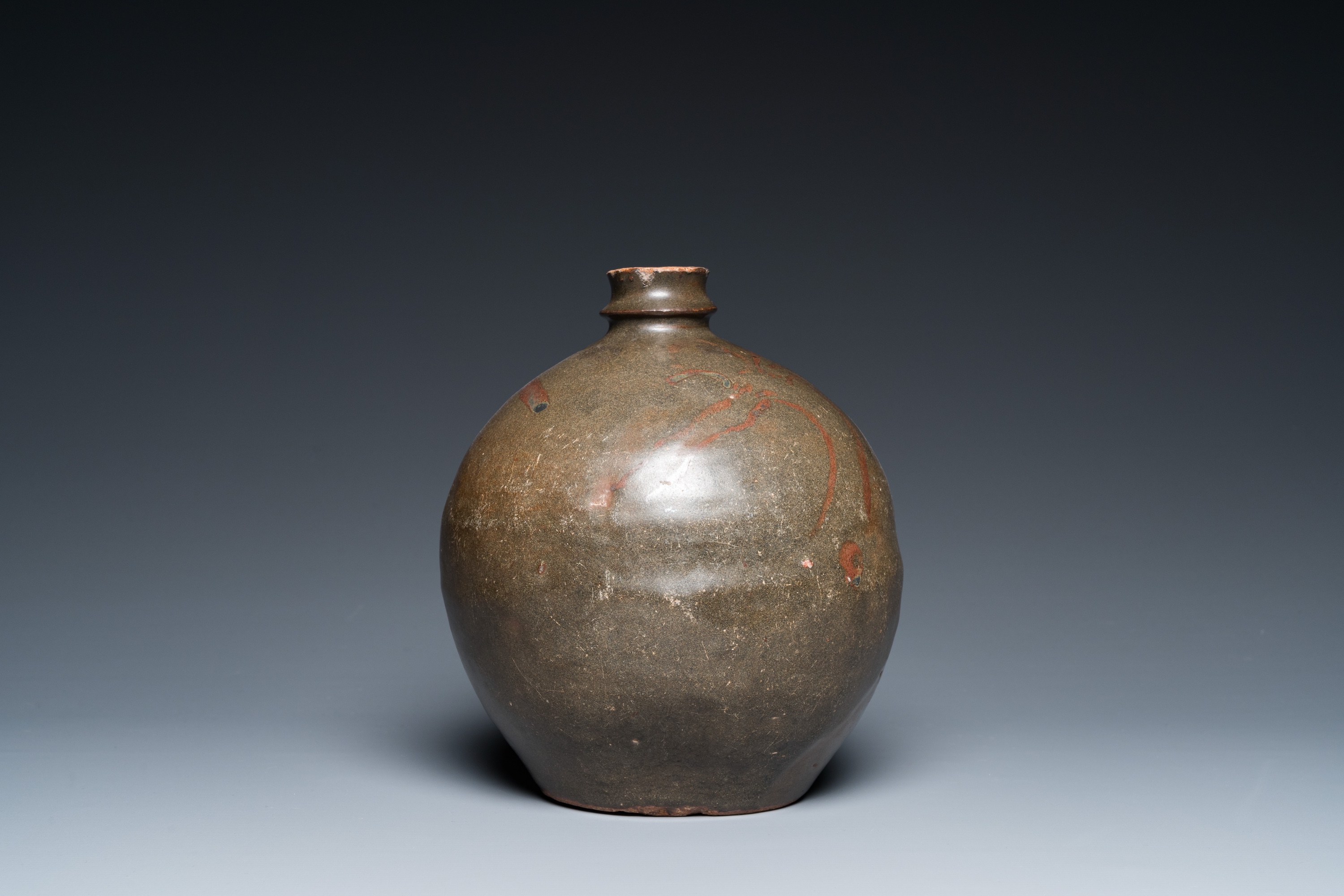 A Chinese brown-glazed globular vase with floral design, Song - Image 5 of 7