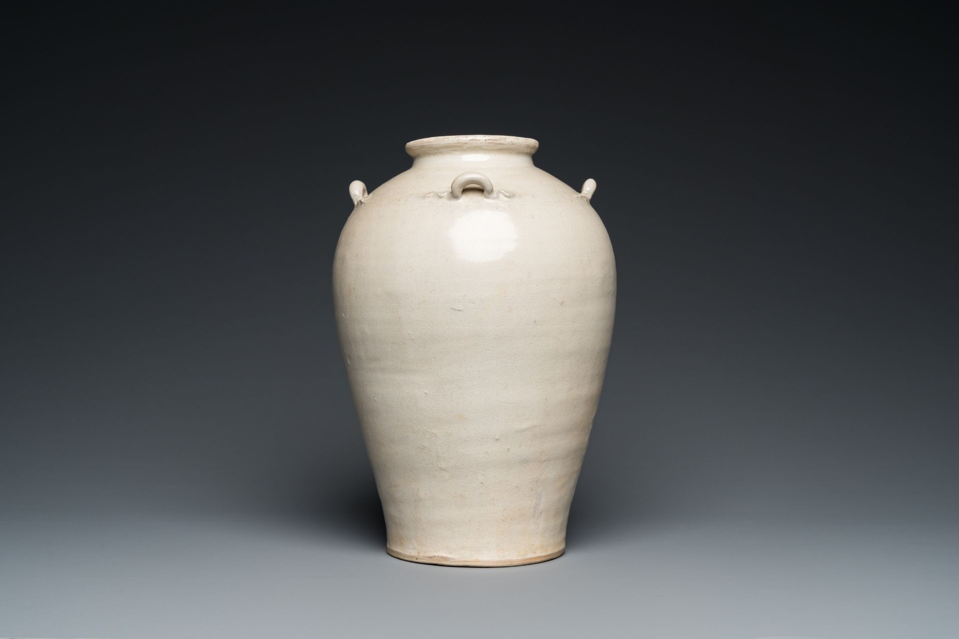 A Vietnamese white-glazed pottery vase with four ring handles, Ly, 11/13th C. - Image 2 of 6