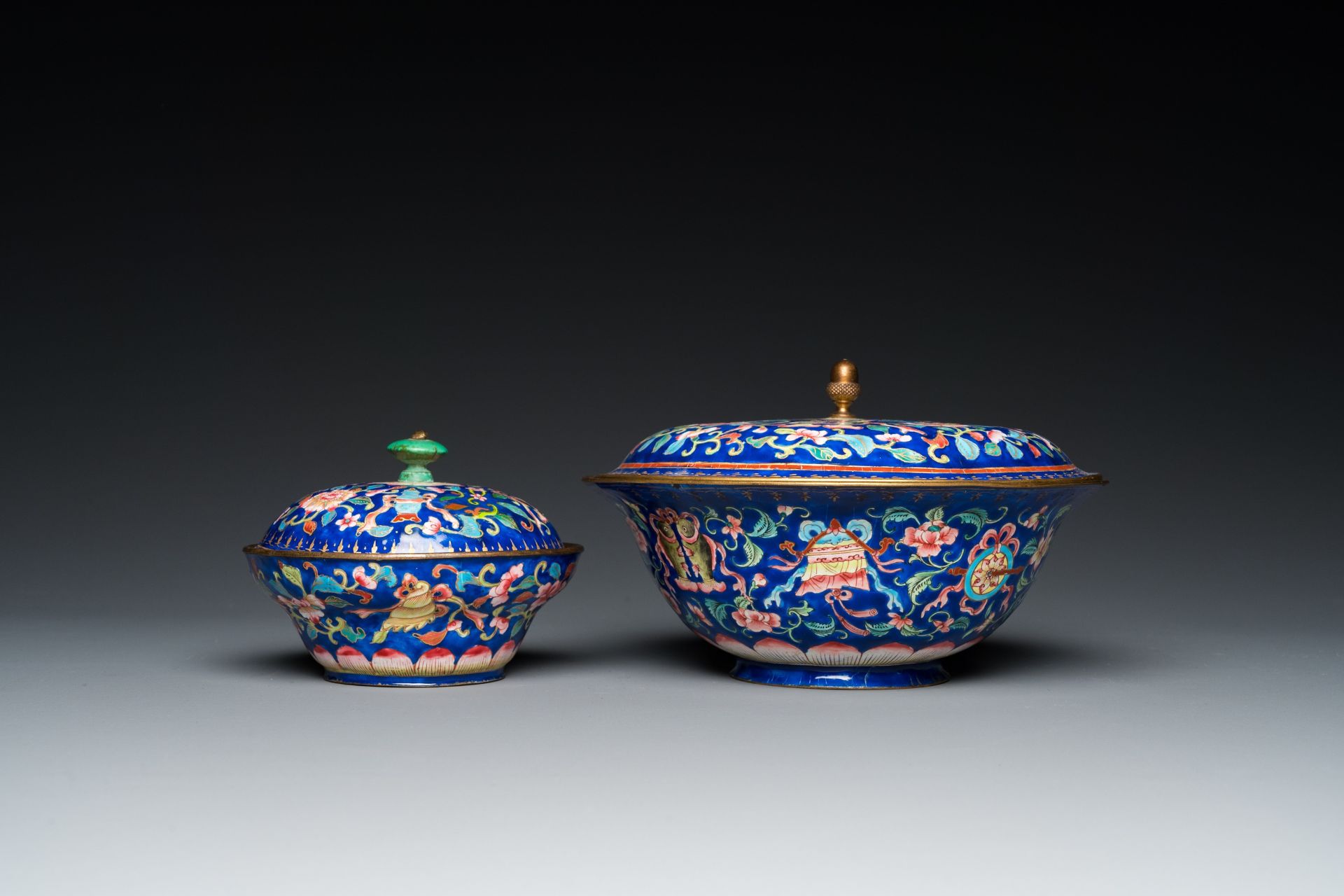 Two Chinese blue-ground Canton enamel bowls and covers, Qianlong/Jiaqing - Image 4 of 7