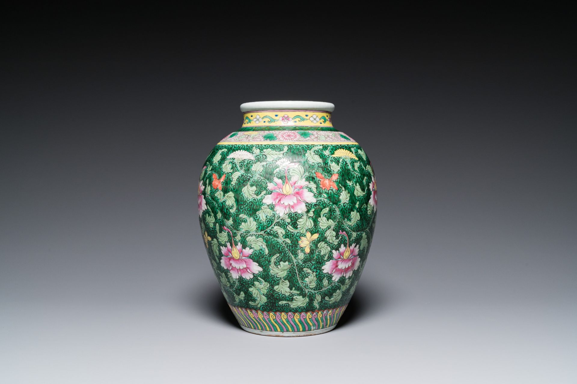 A Chinese famille rose vase with floral sprigs, 19/20th C. - Image 2 of 6