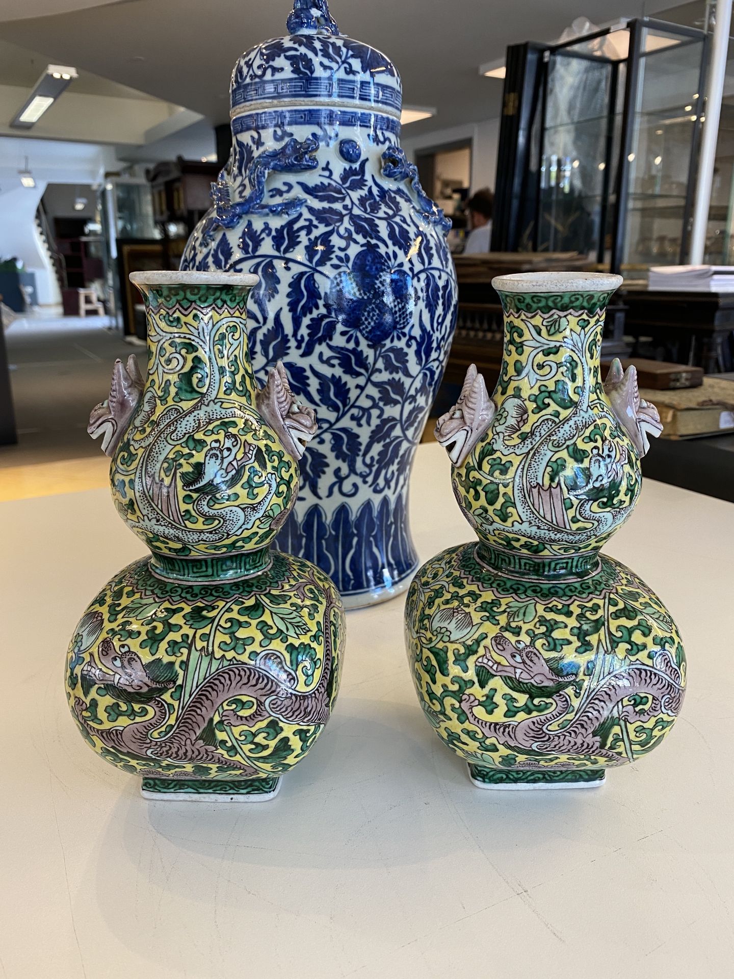 A pair of Chinese famille verte double gourd vases and a blue and white vase and cover, 19/20th C. - Image 15 of 39