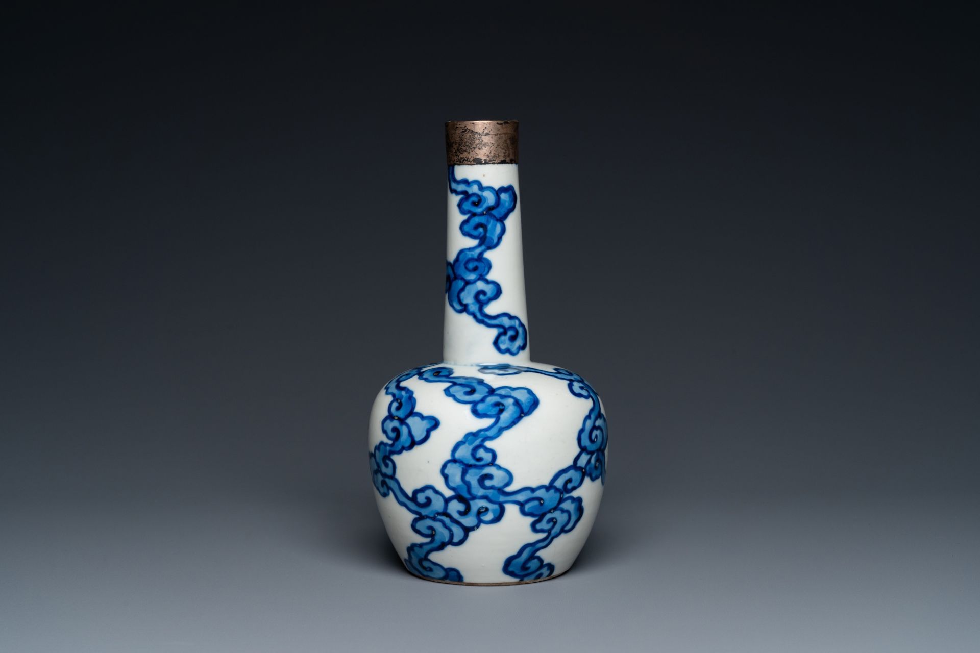 A Chinese blue and white 'Bleu de Hue' vase for the Vietnamese market, Tho mark, 18/19th C. - Image 3 of 18