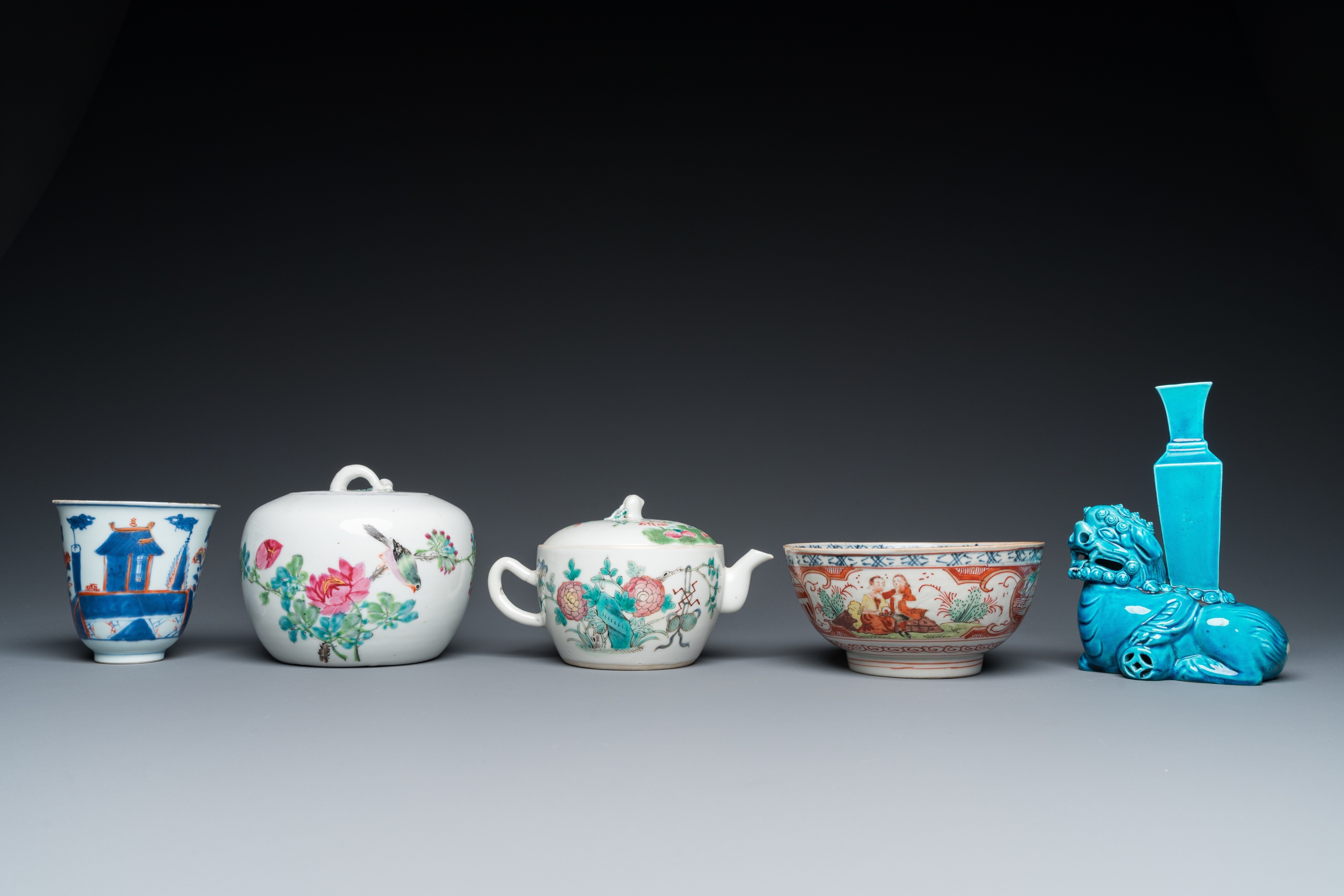 A varied collection of Chinese famille rose and monochrome wares, 18/20th C. - Image 10 of 15