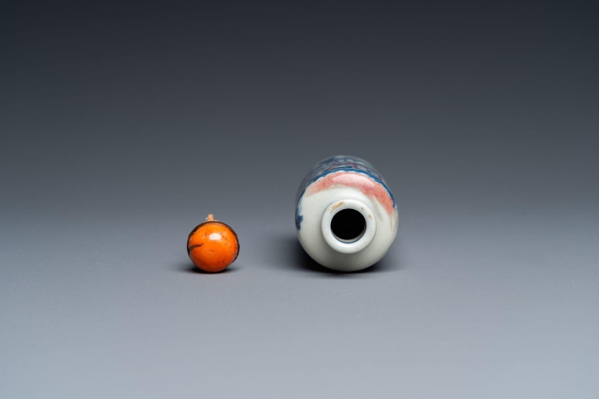 A Chinese blue, white and copper-red snuff bottle, 19th C. - Image 5 of 16