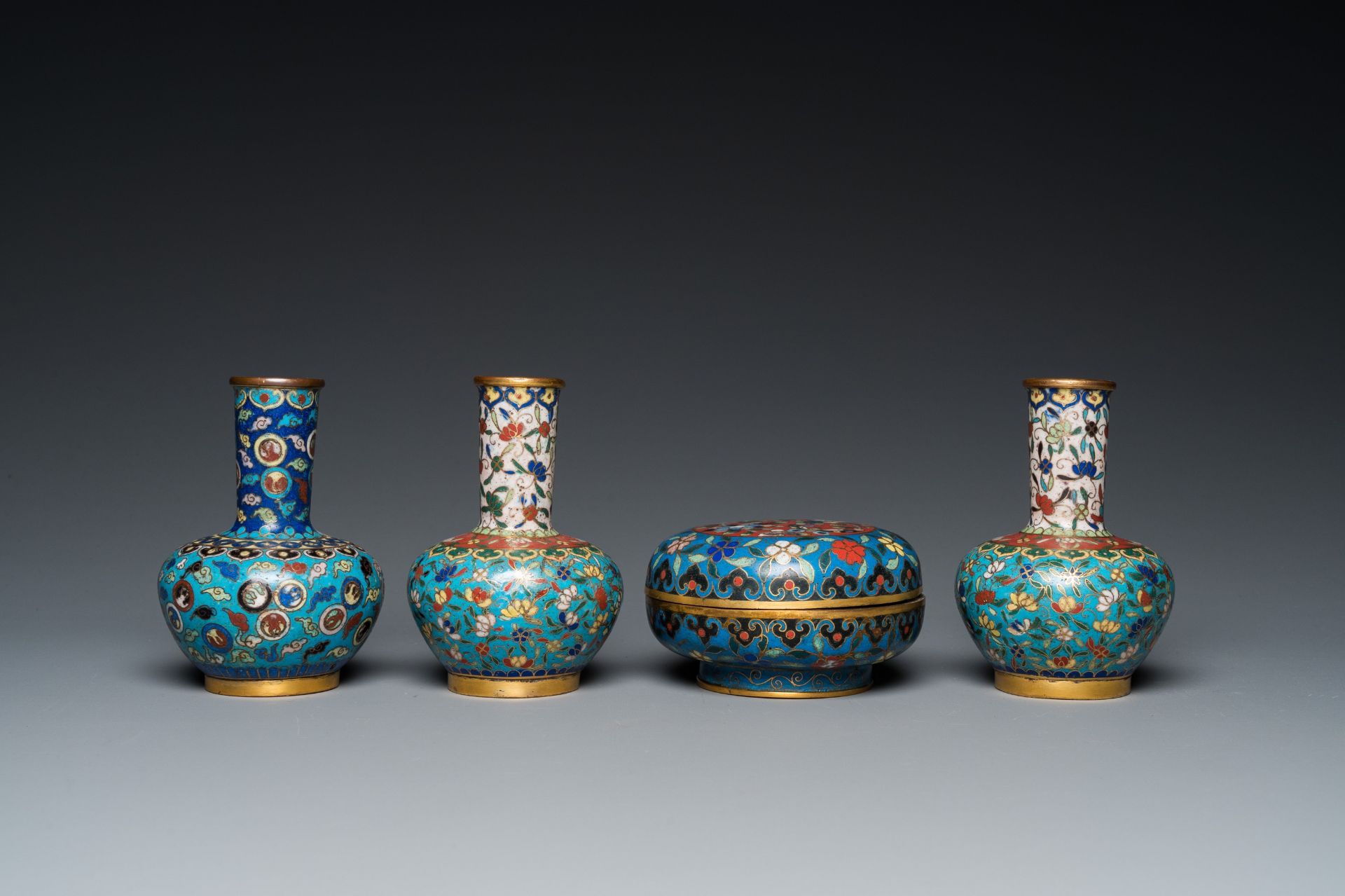 Three Chinese cloisonnŽ vases and a covered box, 19/20th C. - Image 3 of 7