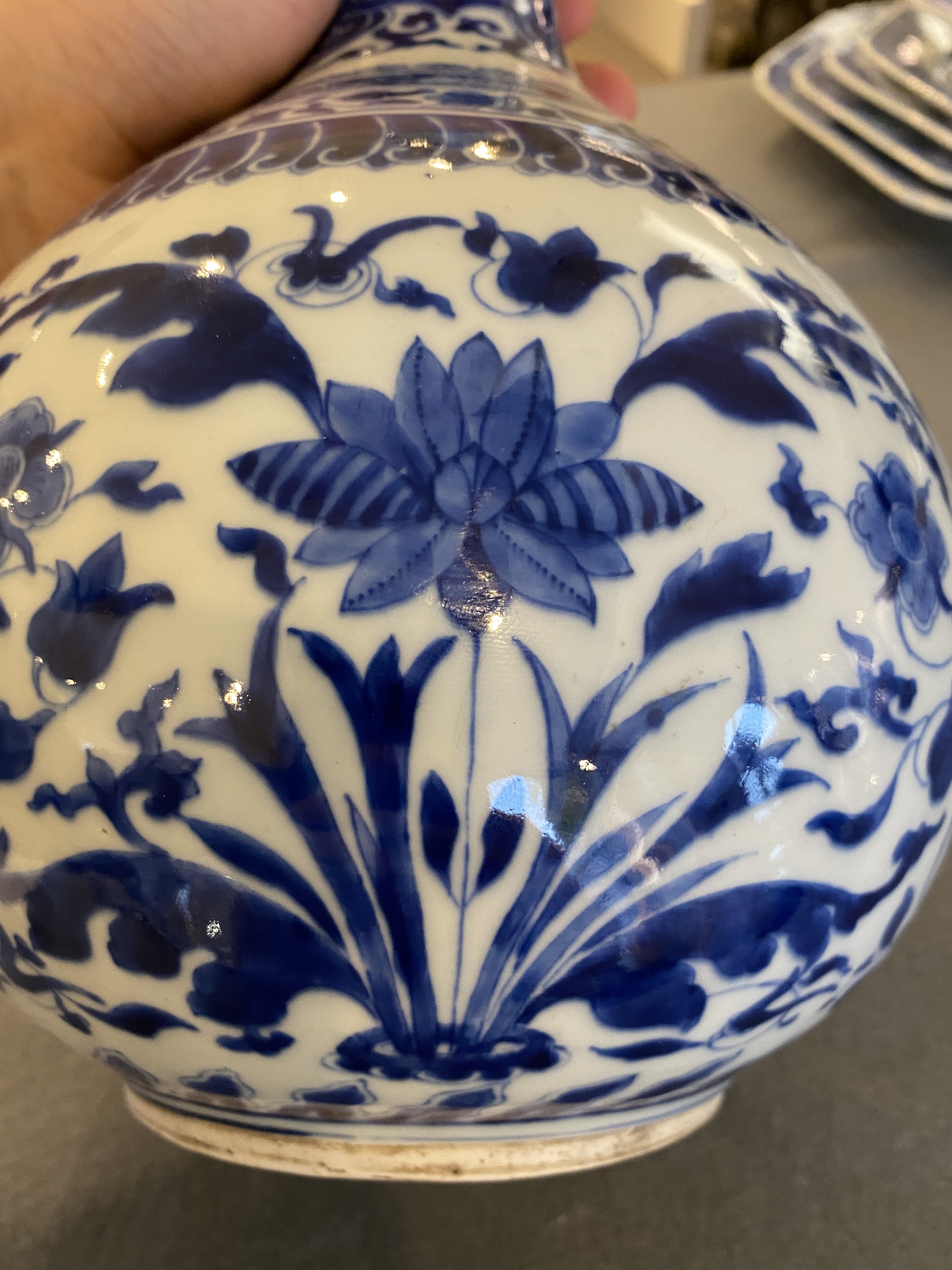 A Chinese blue and white bottle vase with floral design, Kangxi - Image 13 of 23