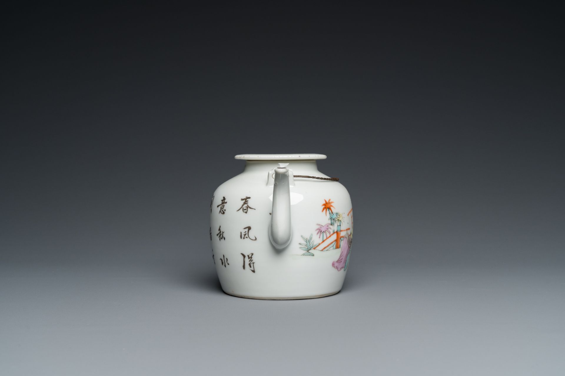 A Chinese famille rose plaque and a qianjiang cai teapot, 19/20th C. - Image 7 of 9