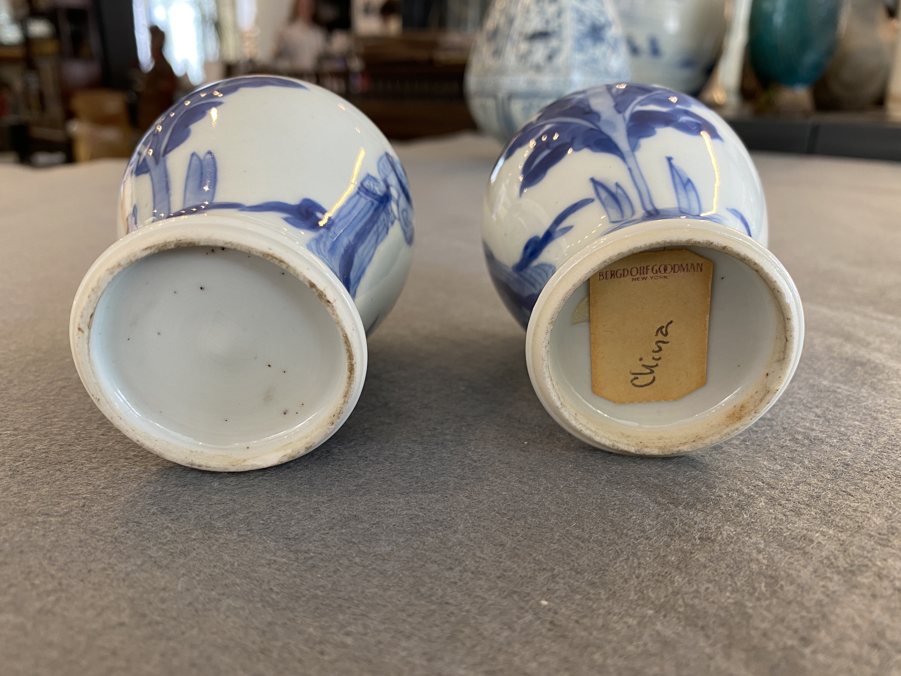 A pair of Chinese blue and white small vases with ladies, Kangxi - Image 11 of 15