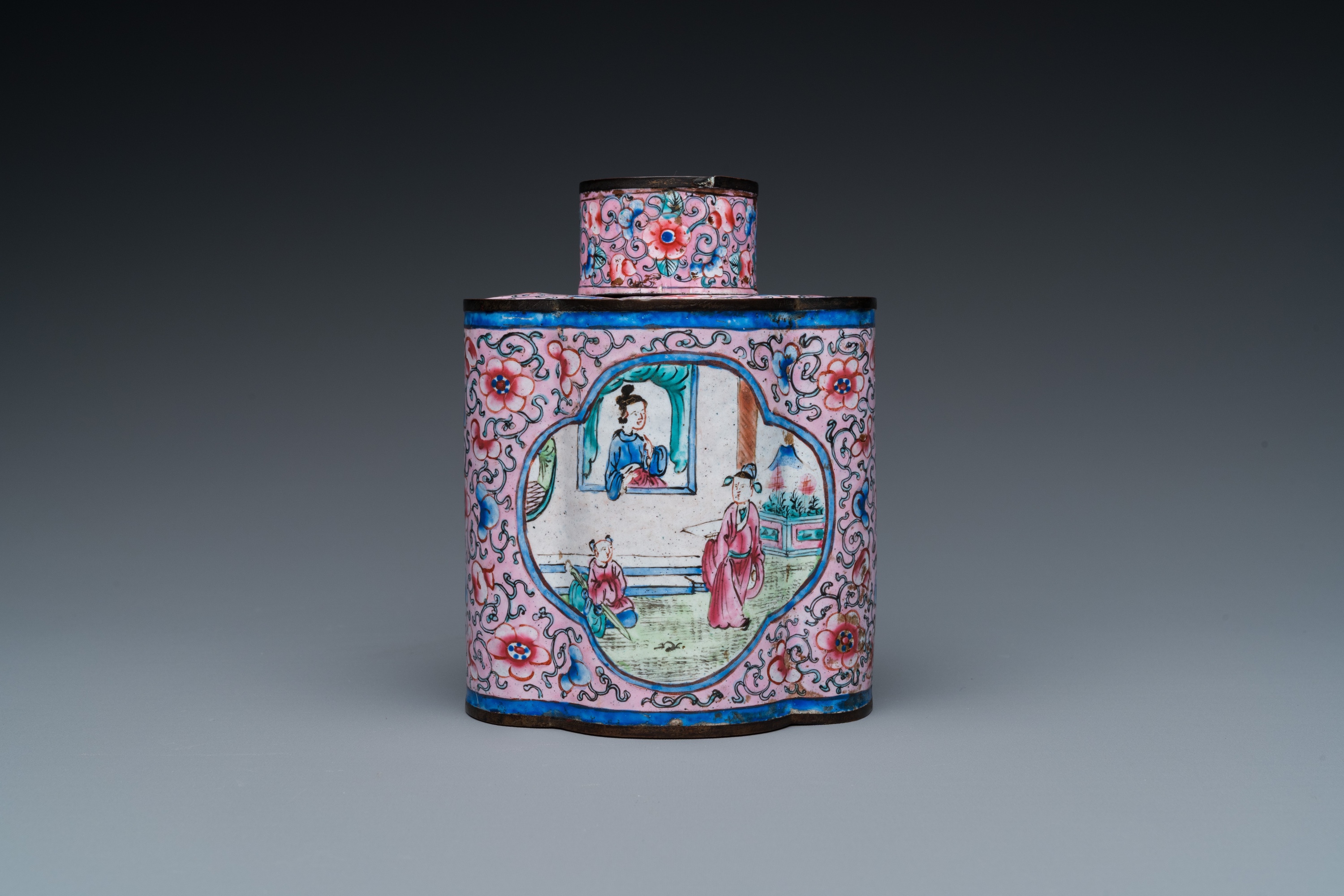 A Chinese Canton enamel tea caddy and four small dishes, 19th C. - Image 5 of 12