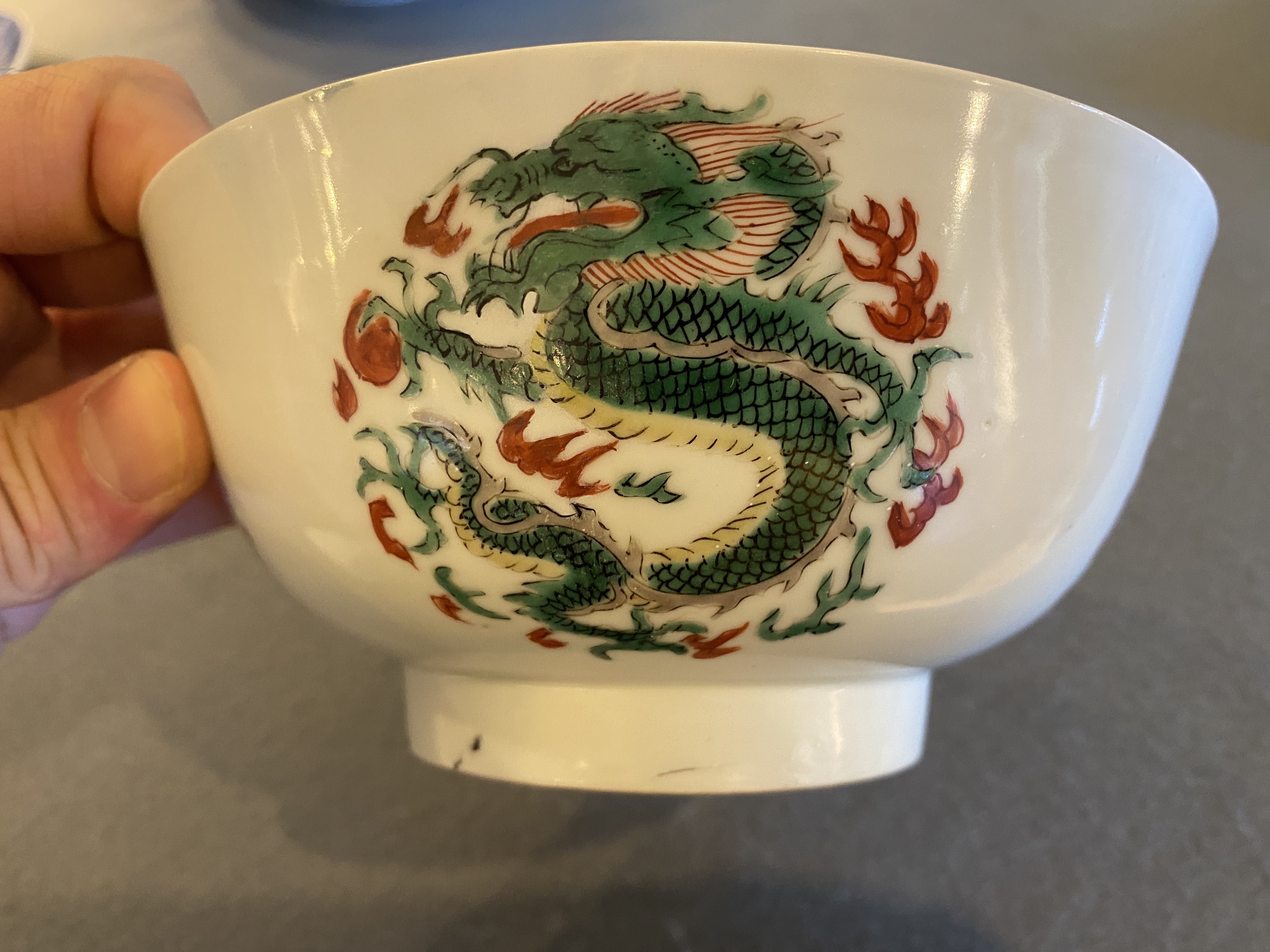 A rare Chinese famille verte 'dragon' bowl, Chenghua mark, Kangxi - Image 15 of 24