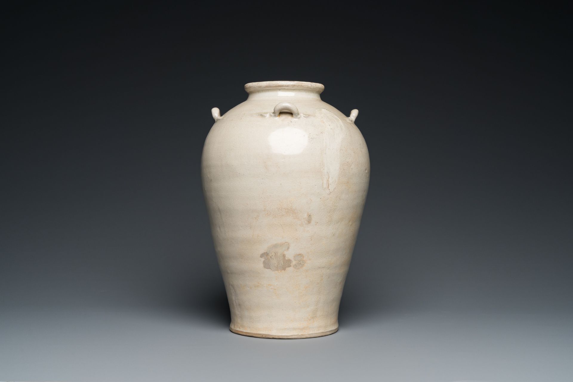 A Vietnamese white-glazed pottery vase with four ring handles, Ly, 11/13th C. - Image 3 of 6