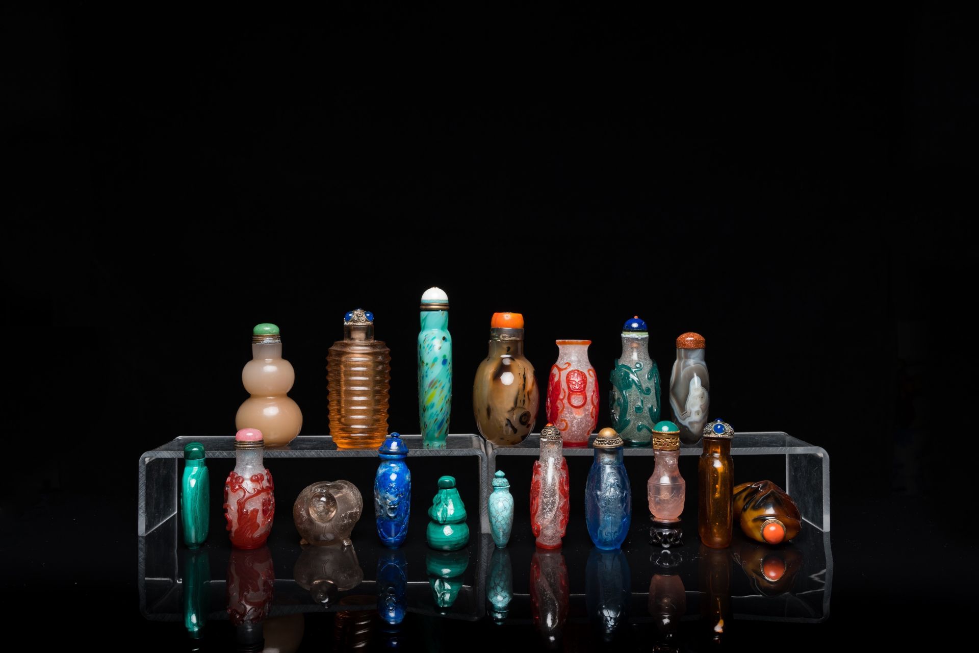 17 Chinese glass, agate and hardstone snuff bottles and a water dropper, 19/20th C. - Image 4 of 13