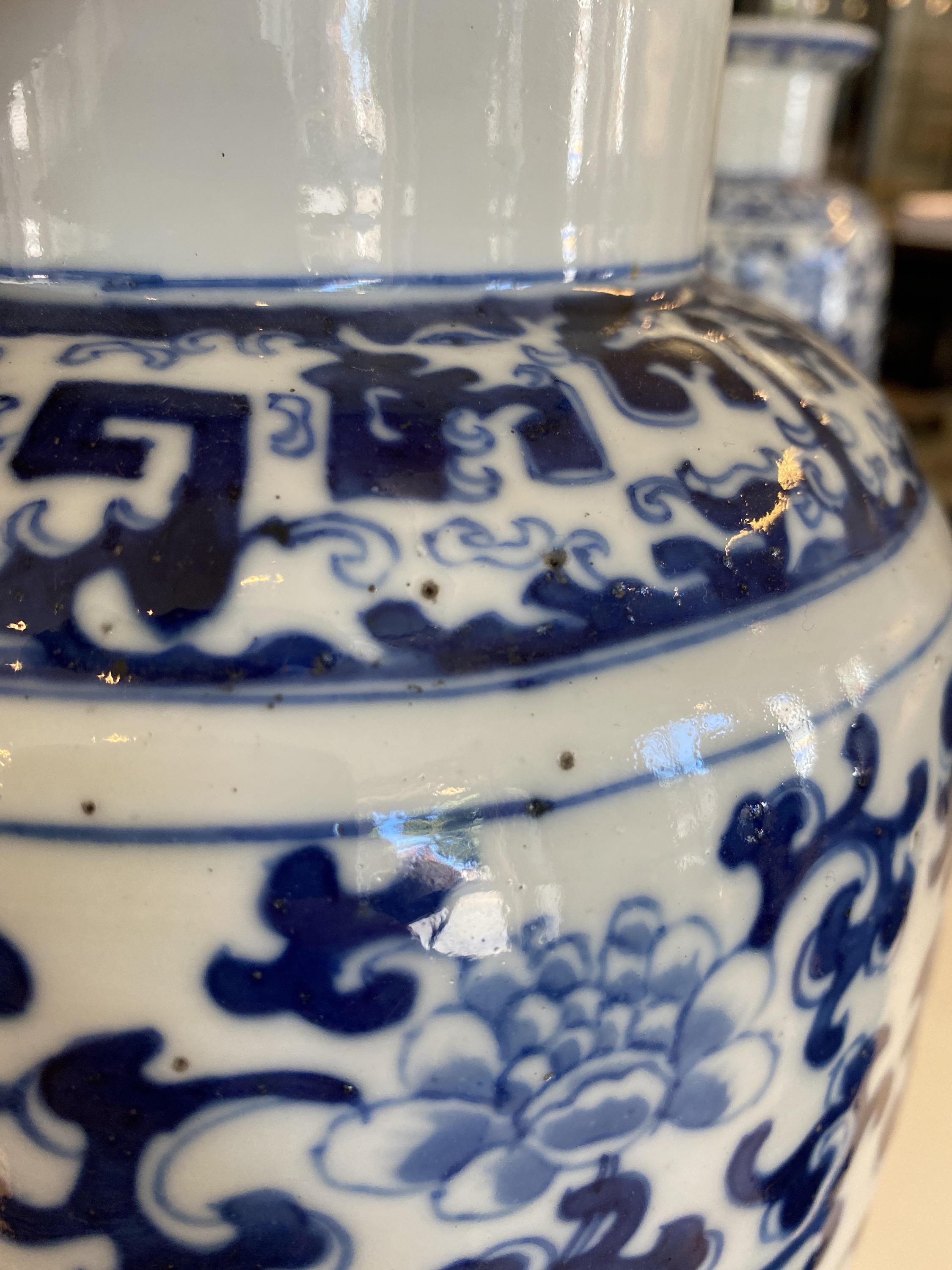 A pair of Chinese blue and white 'phoenix' vases, Kangxi mark, 19th C. - Image 14 of 30