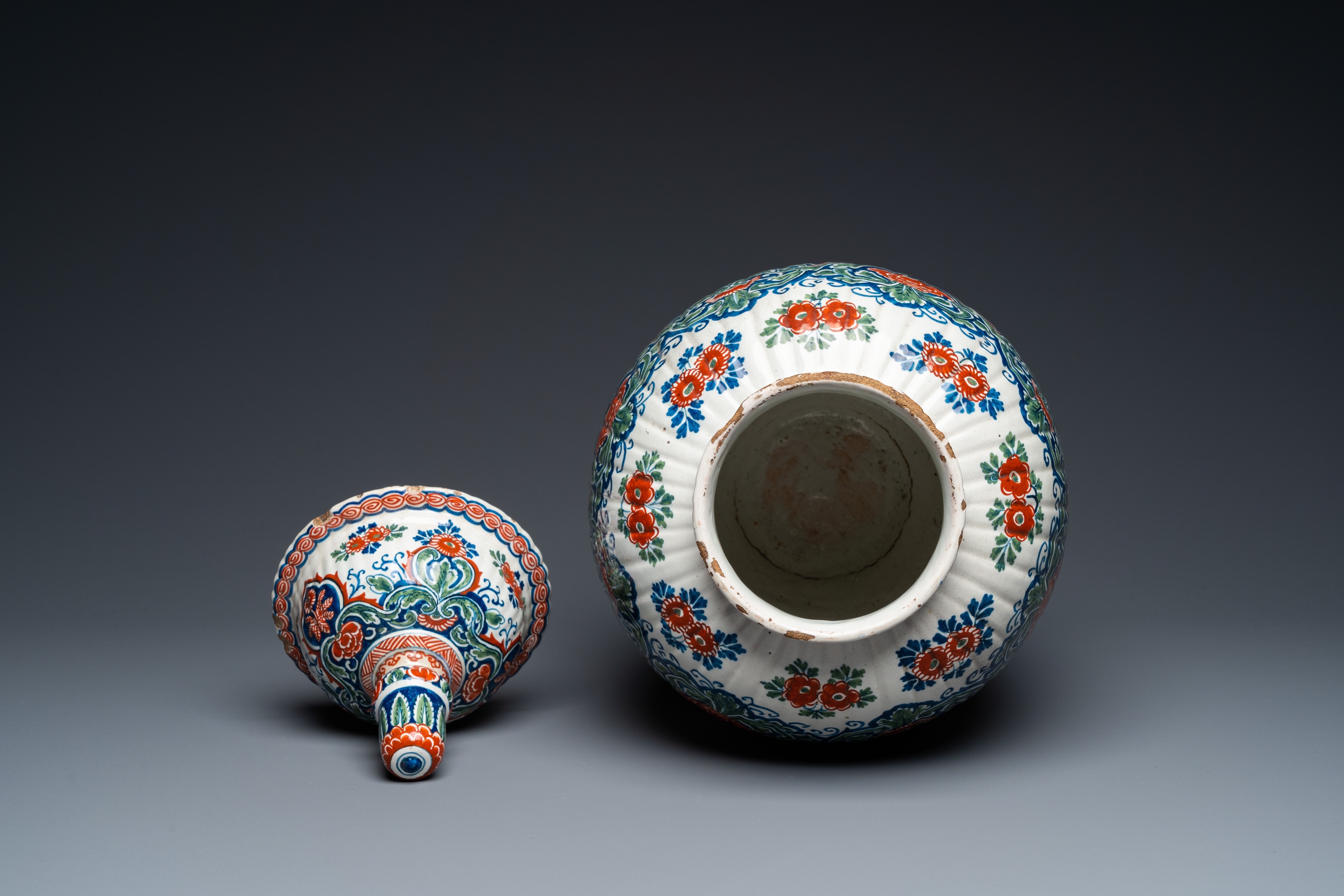 A ribbed Dutch Delft cashmere palette vase and cover, 1st quarter 18th C. - Image 5 of 6