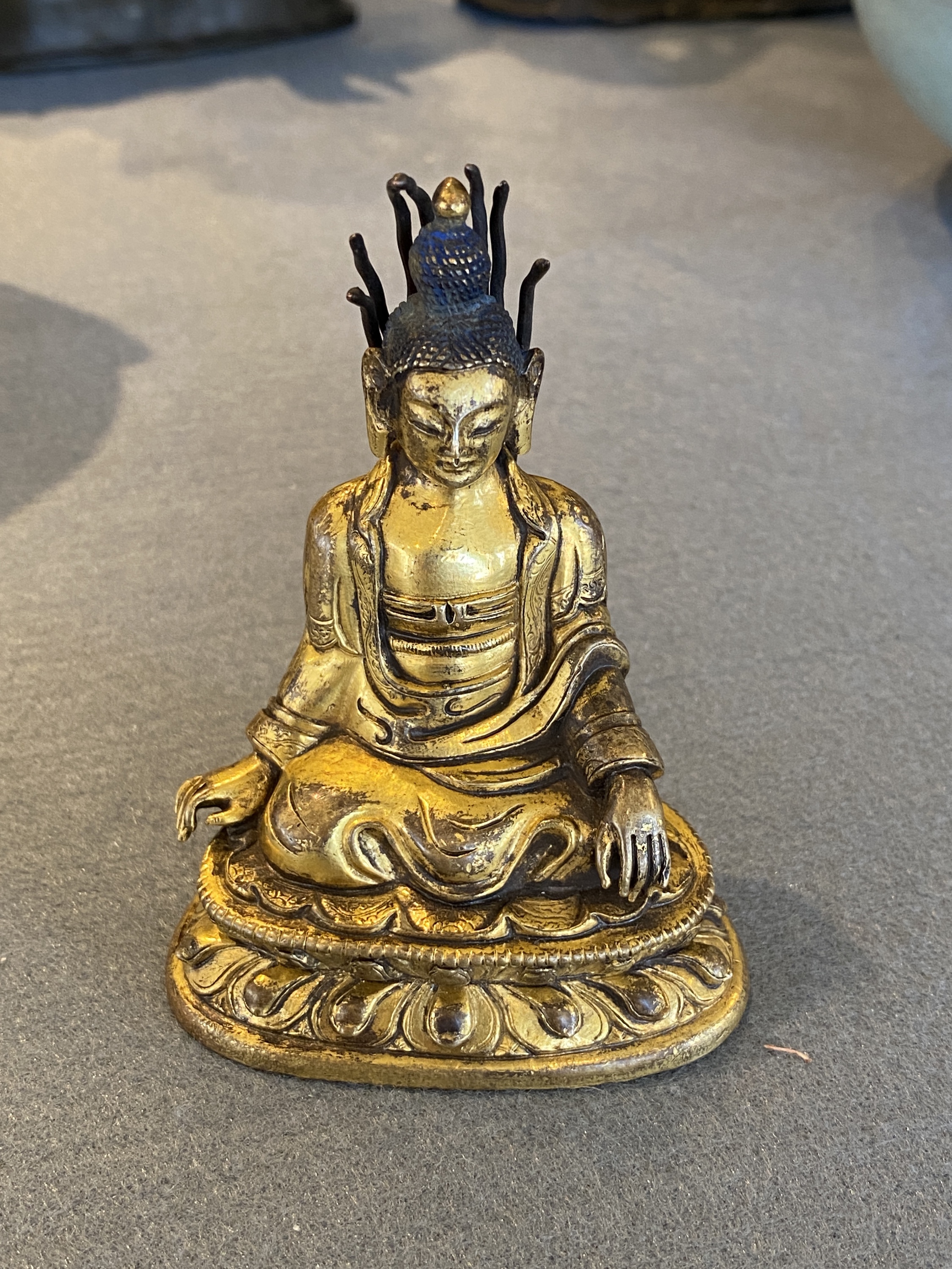 A small Sino-Tibetan gilt bronze Buddha, 19th C. - Image 8 of 20