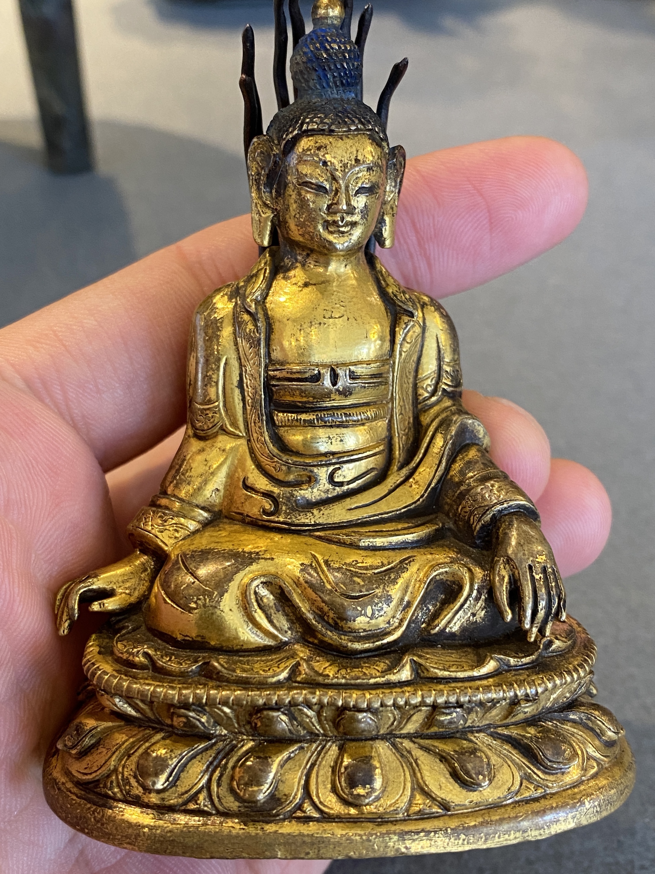 A small Sino-Tibetan gilt bronze Buddha, 19th C. - Image 15 of 20