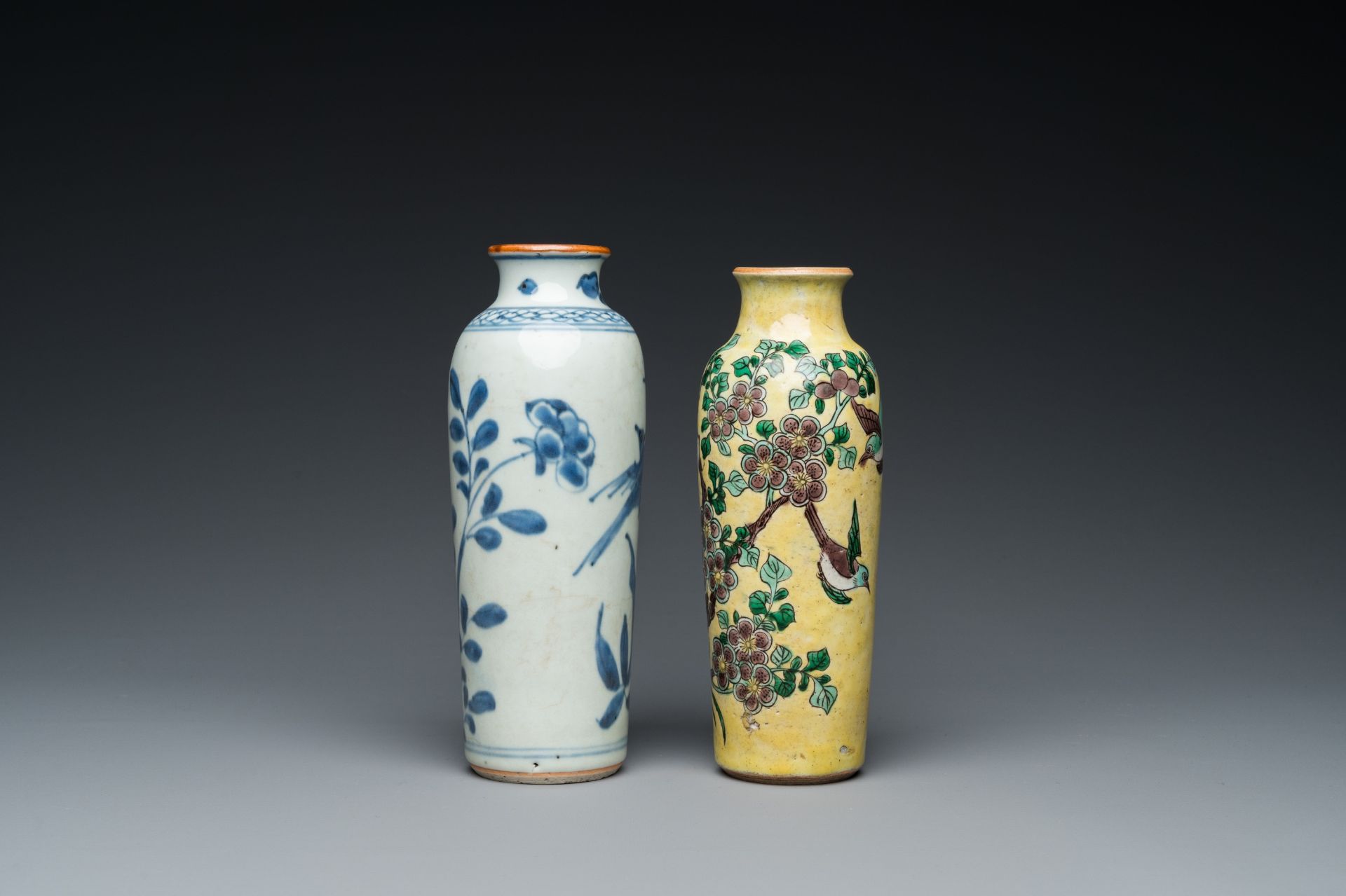Two Chinese blue and white and famille jaune rouleau vases, Transitional period and 19th C. - Bild 2 aus 19