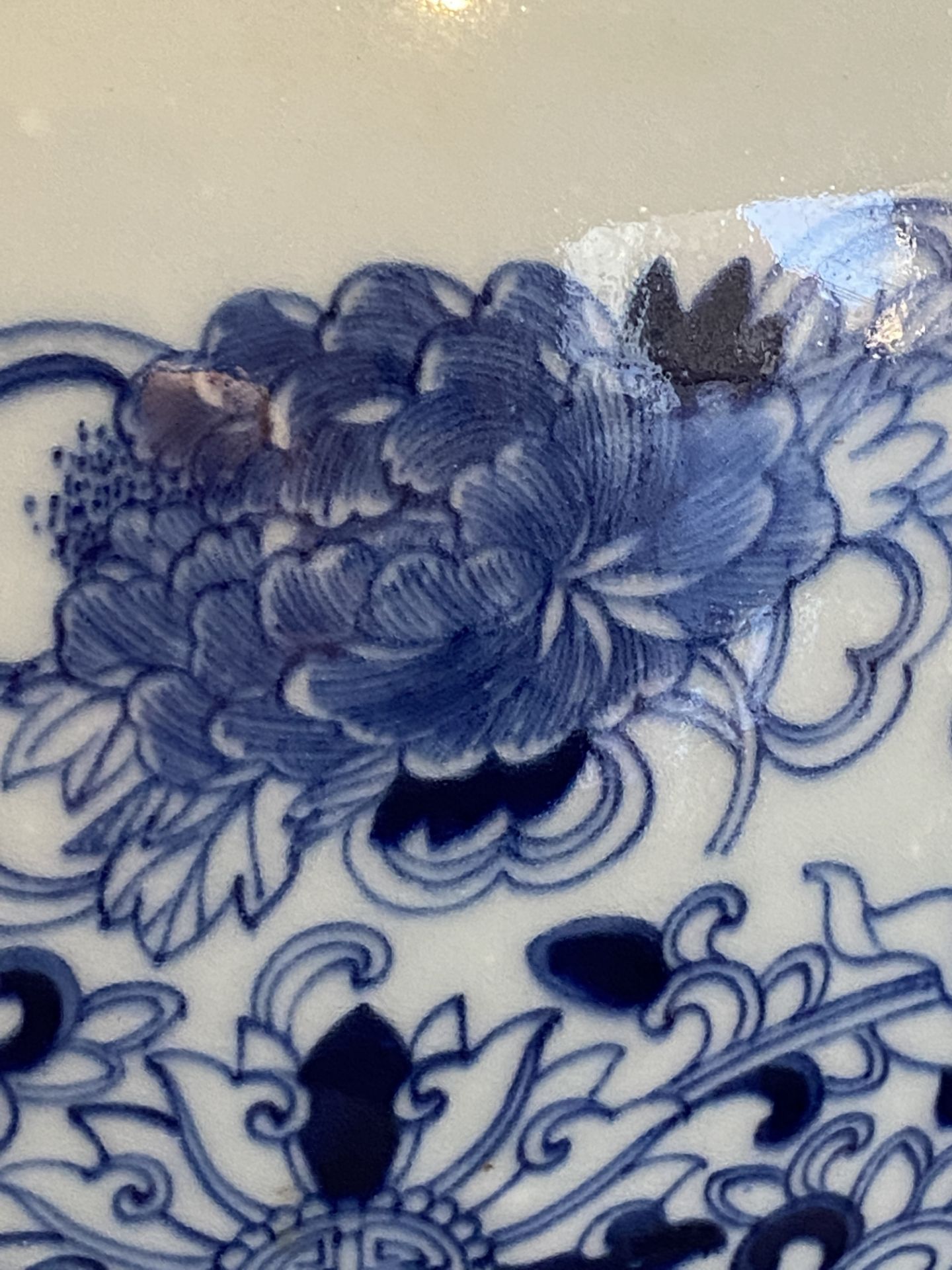 A large Chinese blue and white 'hu' vase with bajixiang design, Qianlong mark, Republic - Bild 13 aus 16
