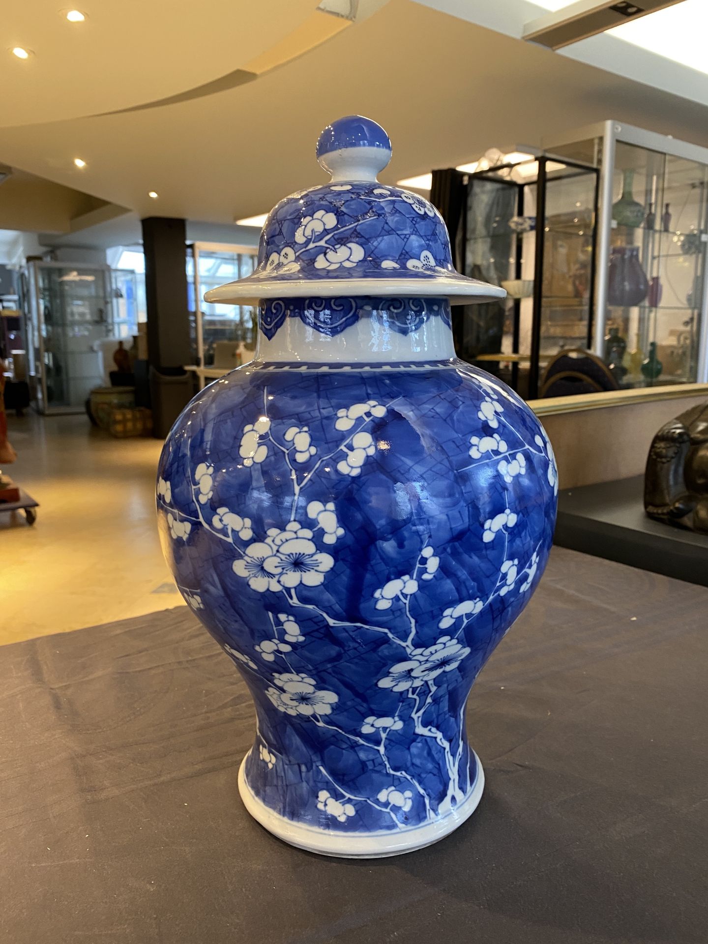 A Chinese blue and white 'prunus on cracked ice' vase and cover, Kangxi - Image 7 of 29