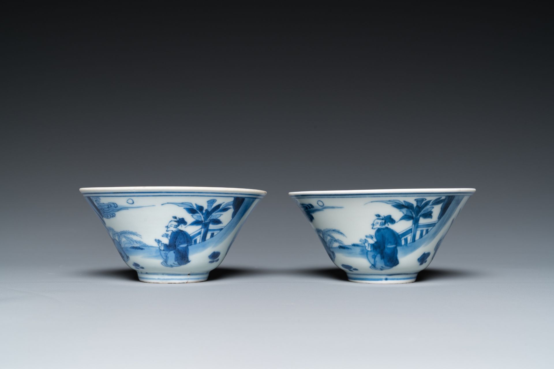A pair of Chinese blue and white bowls, 18/19th C. - Image 5 of 7