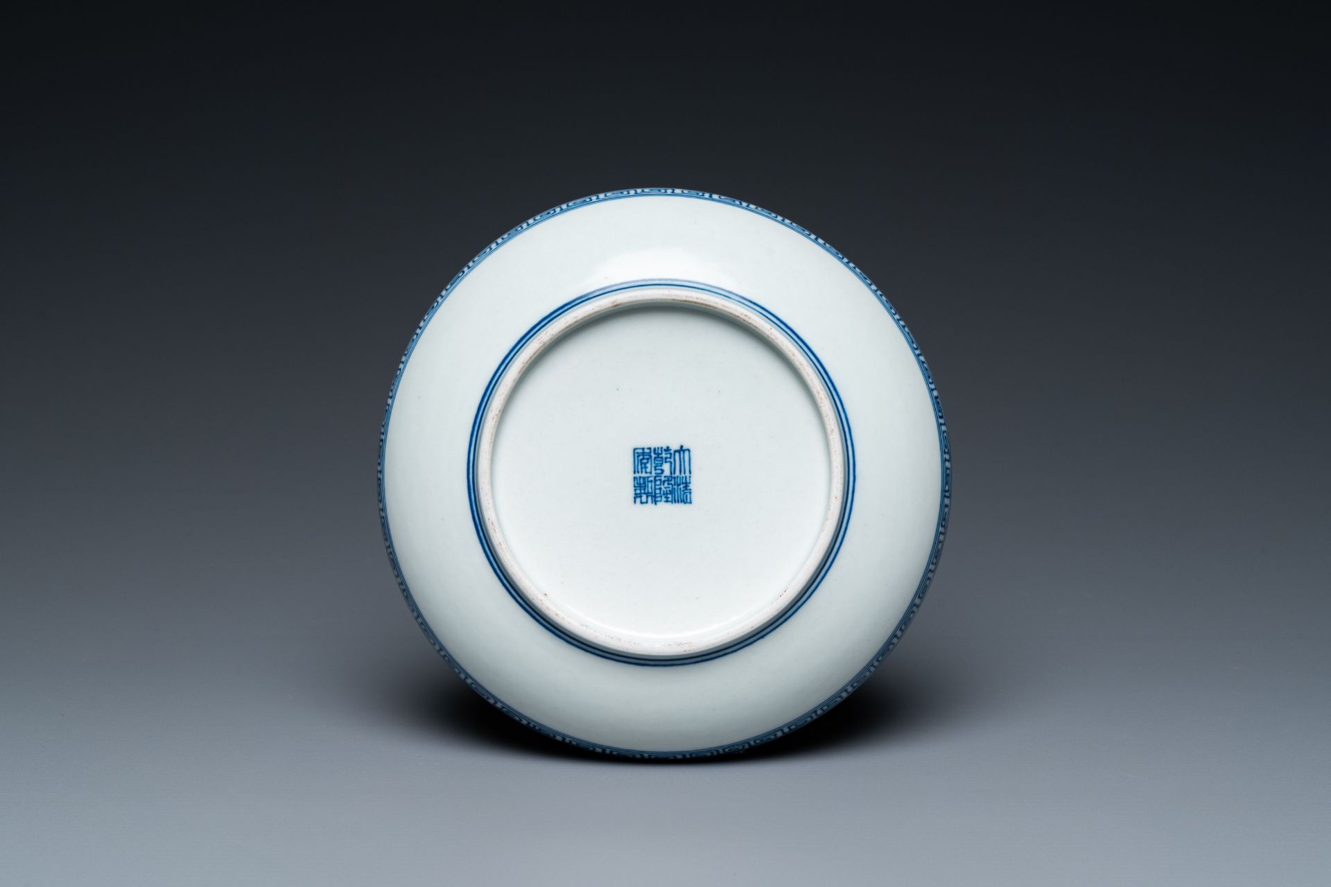 A Chinese blue, white and underglaze red dish, Qianlong mark, 19/20th C. - Image 2 of 9