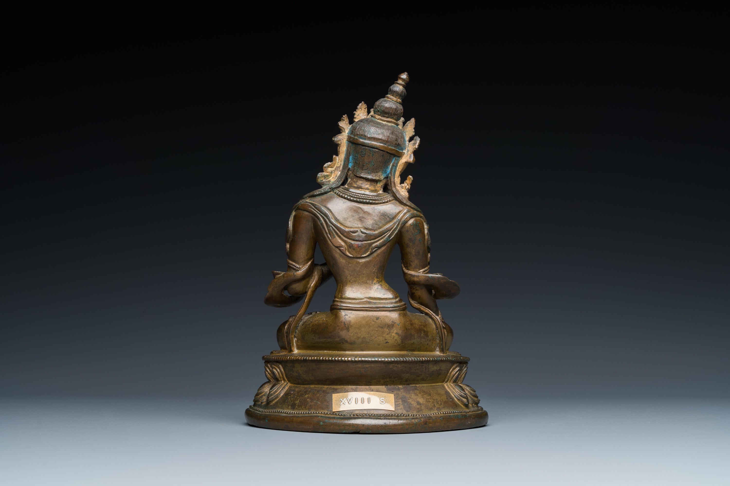 A Sino-Tibetan gilt bronze Tara, 17/18th C. - Image 3 of 25