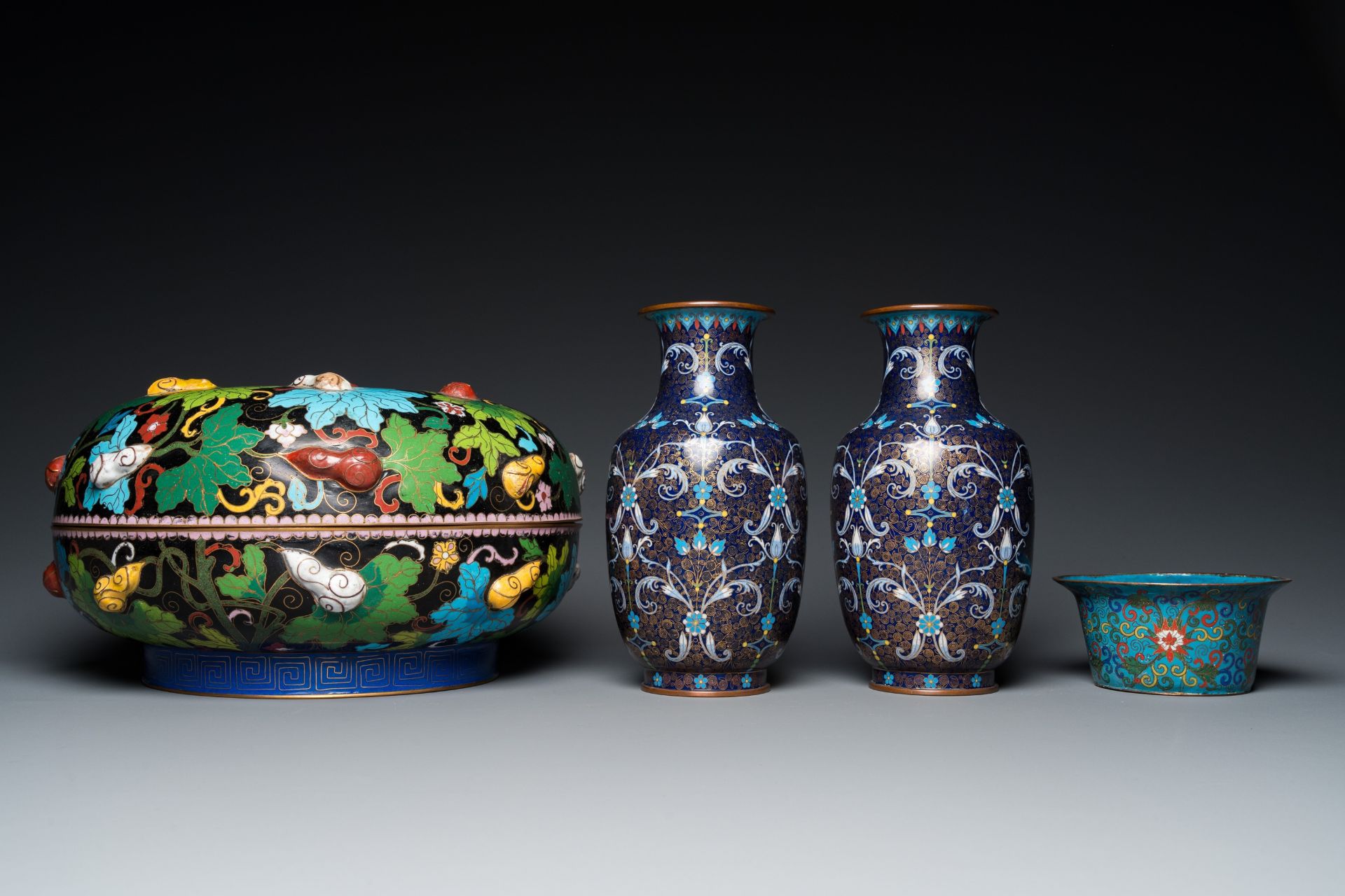 A pair of Chinese cloisonnŽ vases, a large covered box and a bowl, 19/20th C. - Image 4 of 10