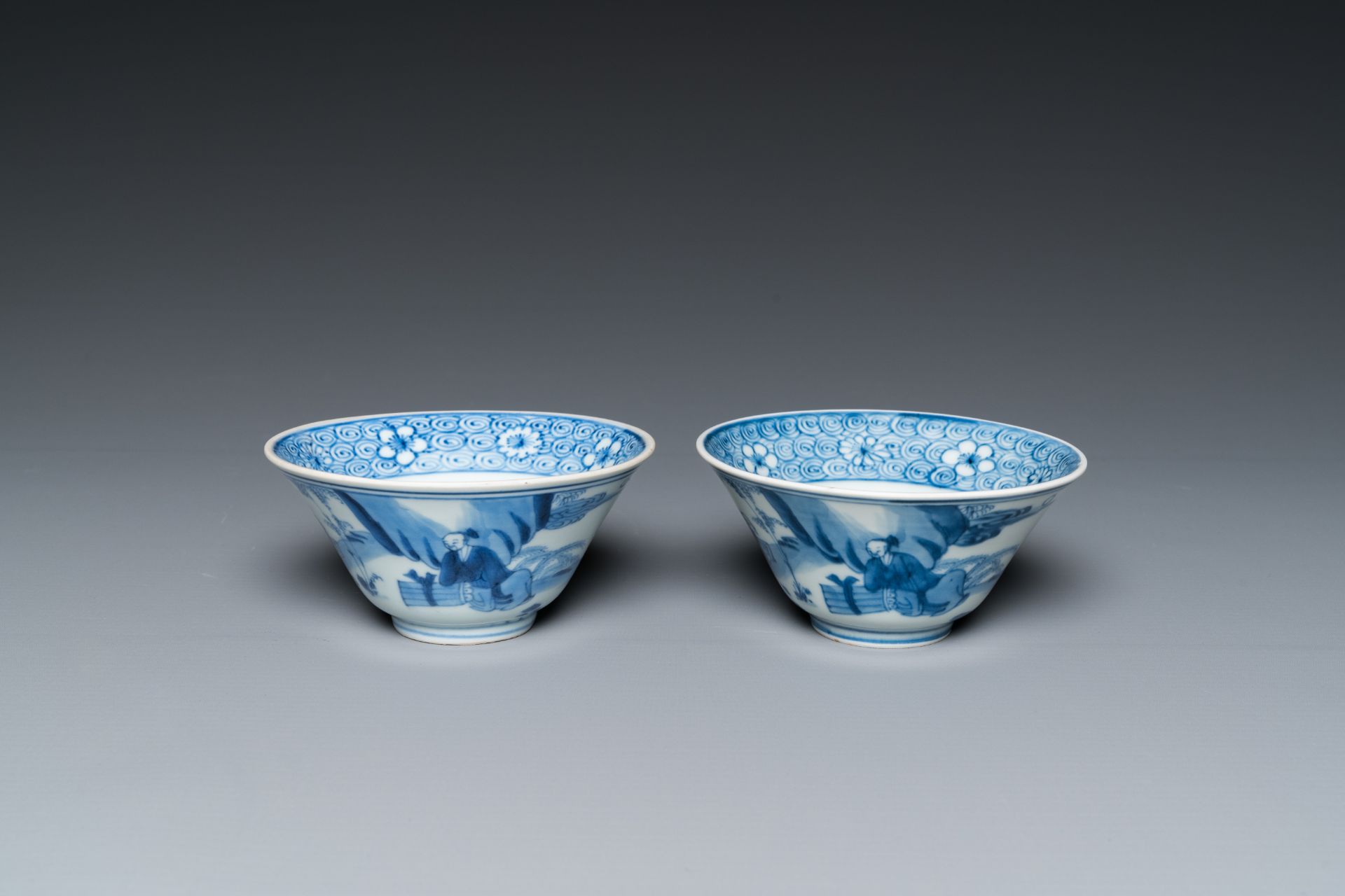 A pair of Chinese blue and white bowls, 18/19th C.