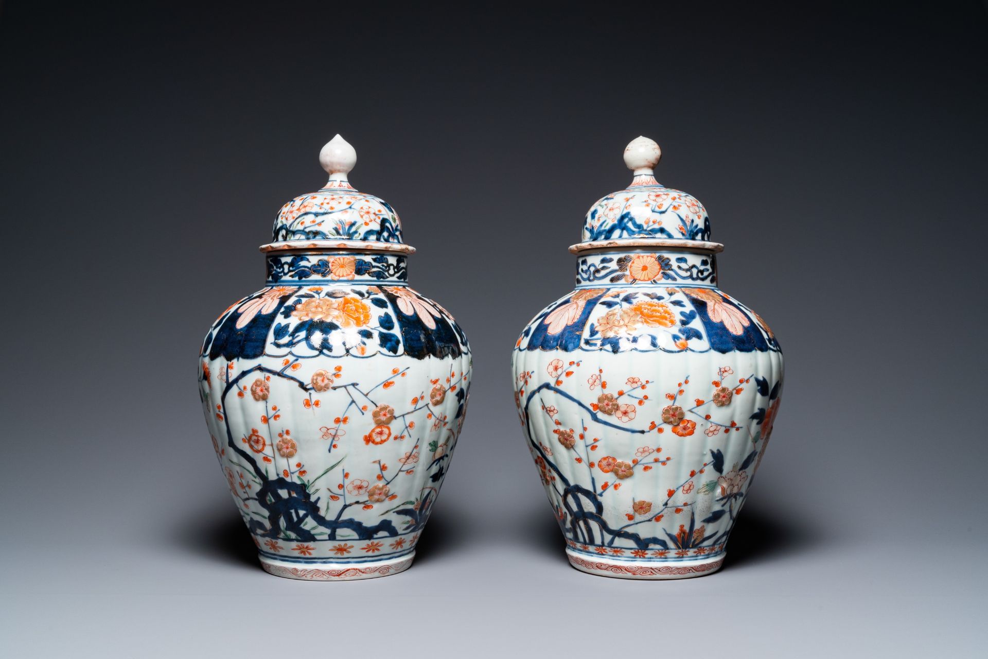 A pair of Japanese Imari vases and covers, Edo, 17/18th C. - Image 2 of 28