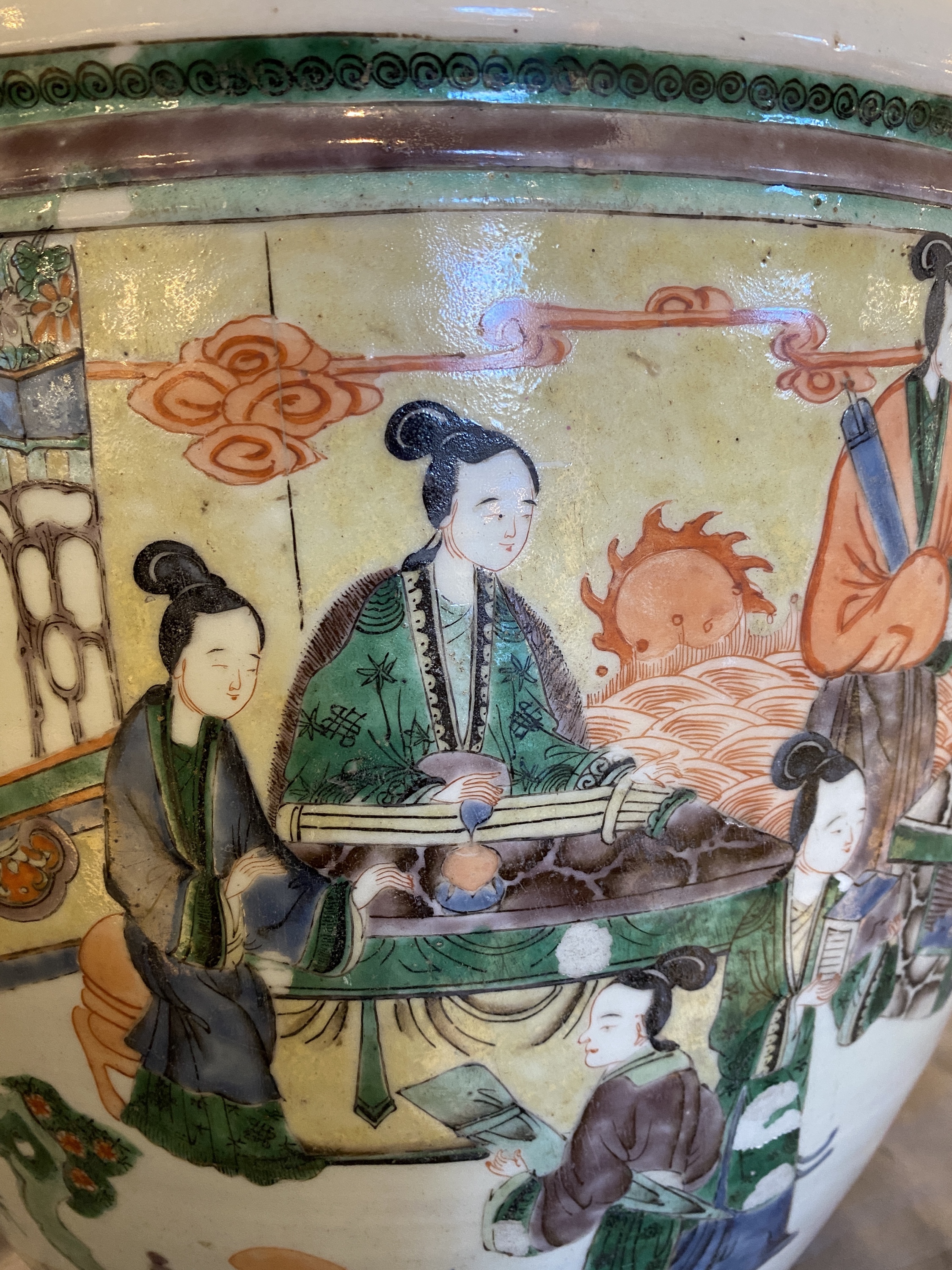 A Chinese famille verte fish bowl with female musicians in a garden, 19th C. - Image 10 of 19