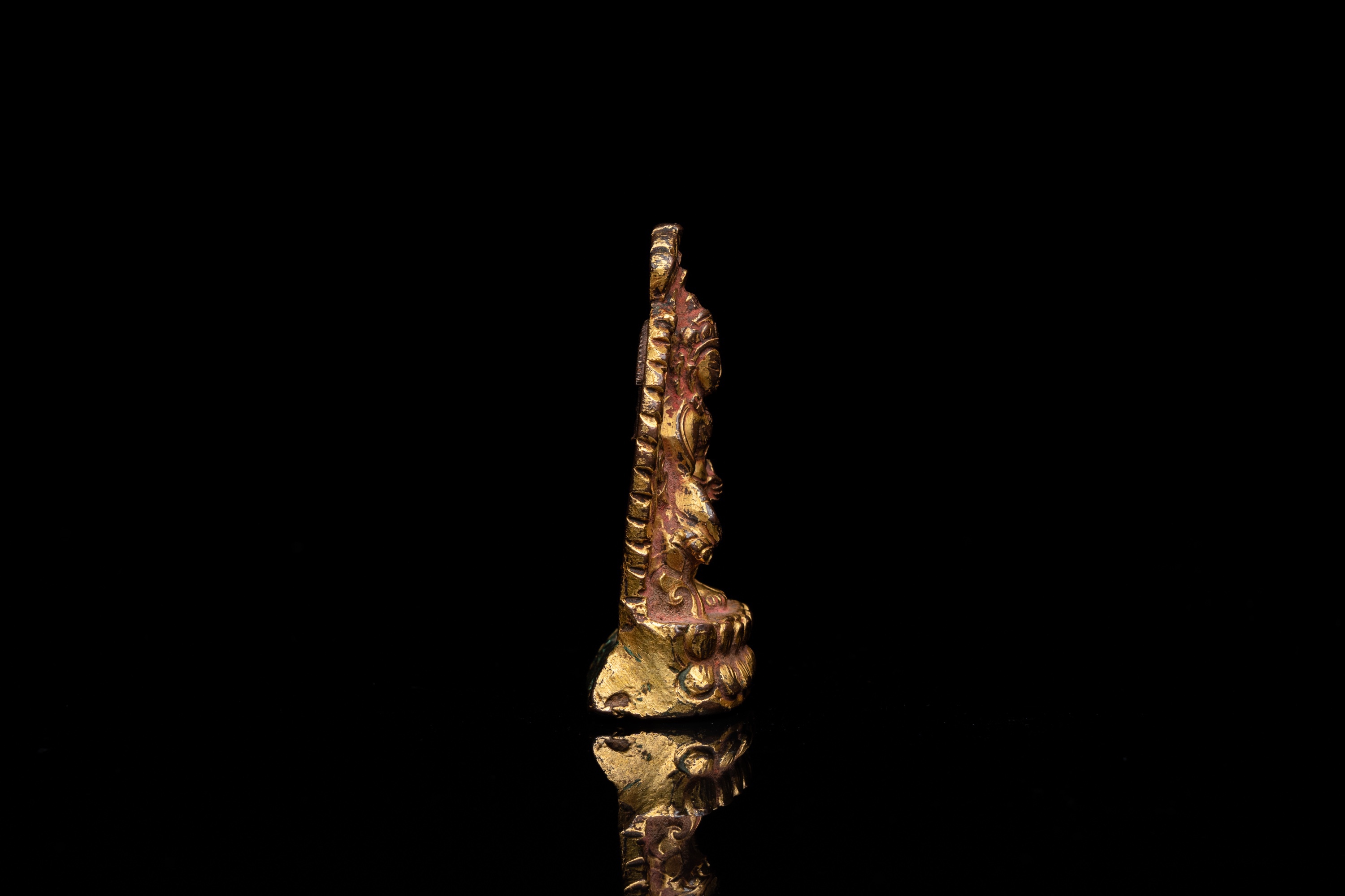 A lacquered gilt bronze miniature Buddha, Tibet or Nepal, 15/16th C. - Image 4 of 12