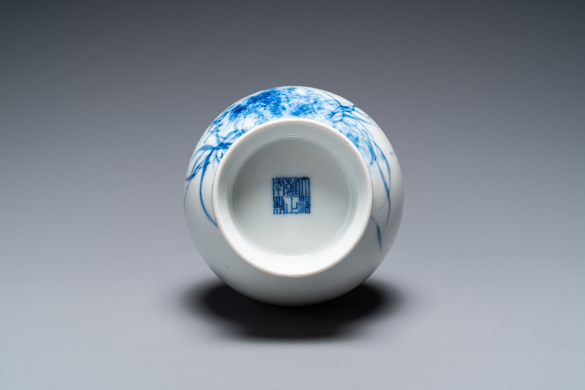 A Chinese blue and white 'Wang Bu' vase, Yongzheng mark, 20th C. - Image 5 of 22