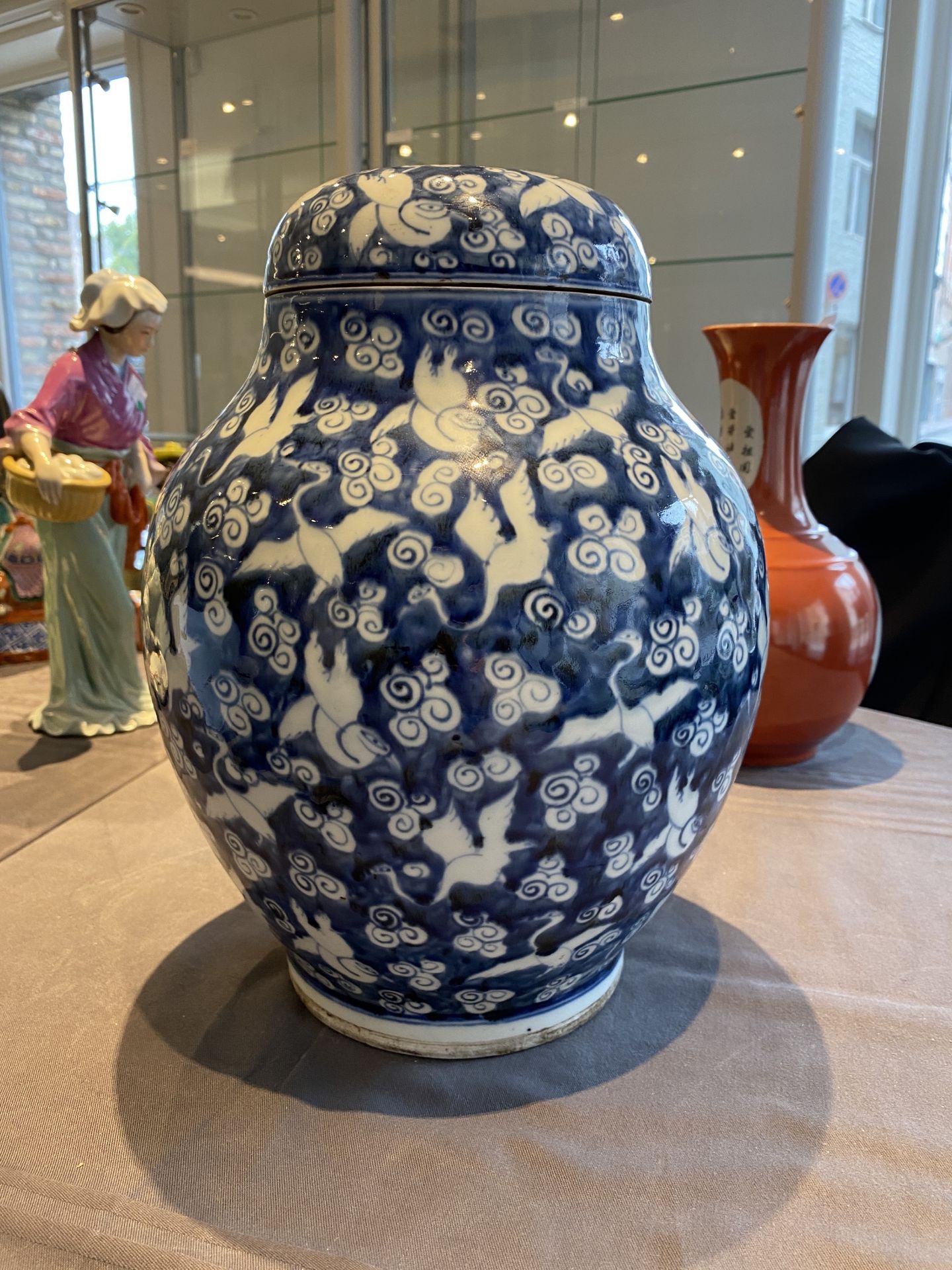 A Chinese blue and white 'cranes' jar and cover, 19/20th C. - Bild 7 aus 21